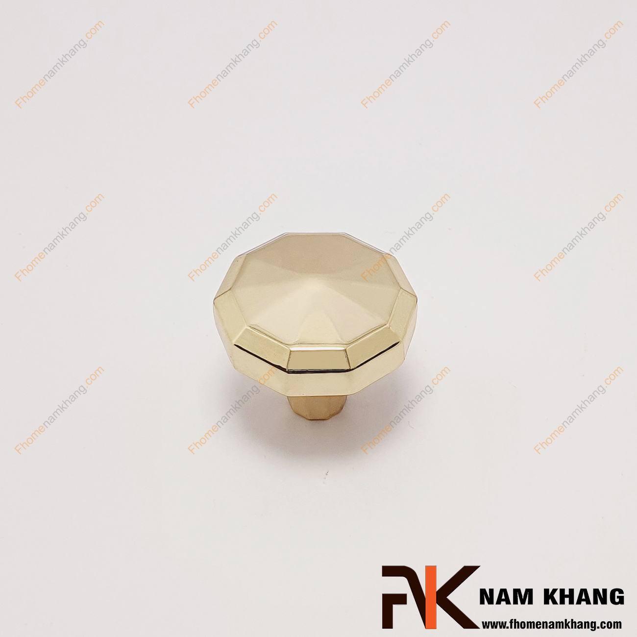Núm cửa tủ dạng tròn màu vàng bóng NK355-VB, một mẫu núm tủ độ bền cao với chất liệu hợp kim cao cấp đặc và được mạ vàng bóng ánh kim nổi bật. Sản phẩm khi phối hợp vào các không gian nội ngoại thất sẽ rất sang trọng, đặc biệt làm điểm nhấn cho lớn.