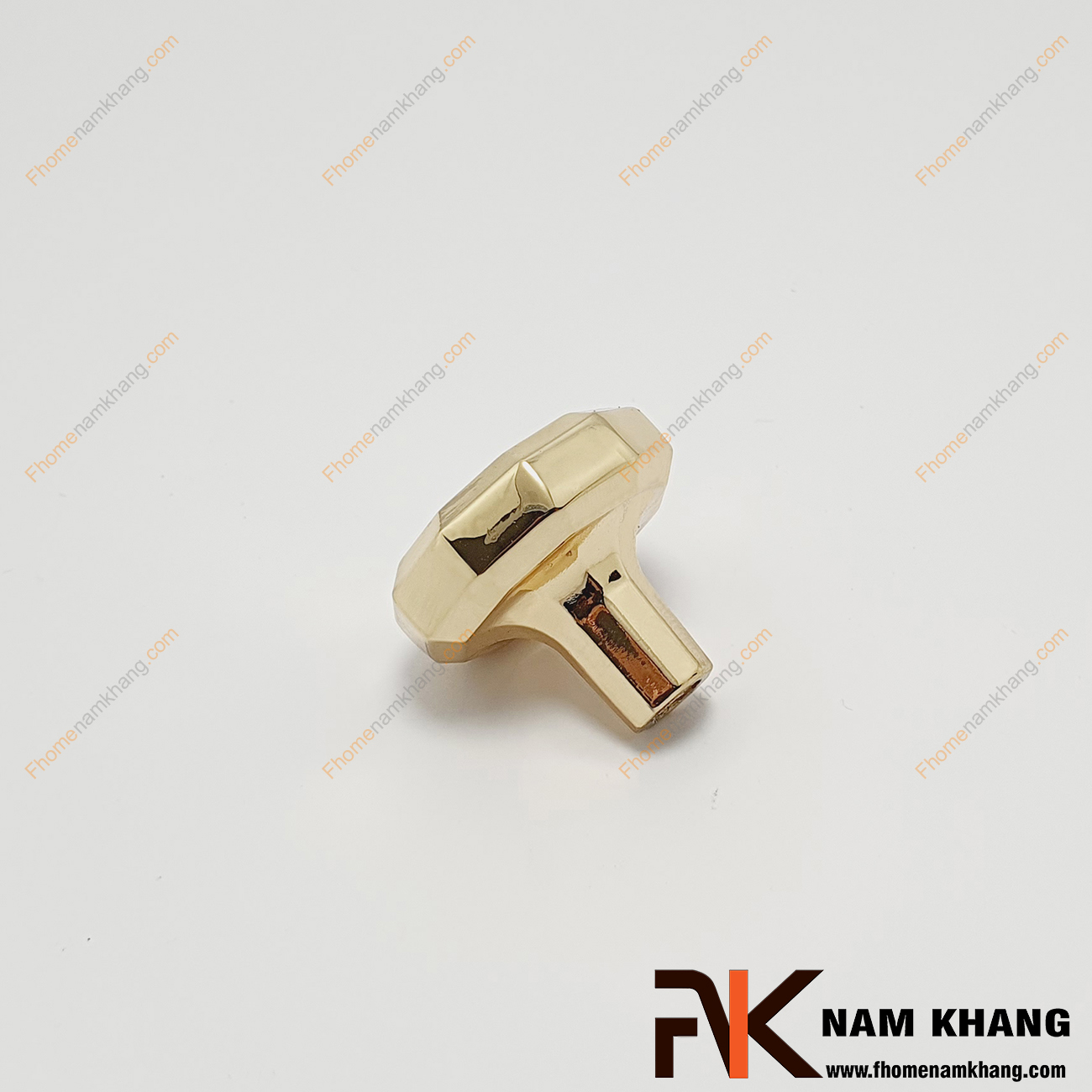 Núm cửa tủ dạng tròn màu vàng bóng NK355-VB, một mẫu núm tủ độ bền cao với chất liệu hợp kim cao cấp đặc và được mạ vàng bóng ánh kim nổi bật. Sản phẩm khi phối hợp vào các không gian nội ngoại thất sẽ rất sang trọng, đặc biệt làm điểm nhấn cho lớn.