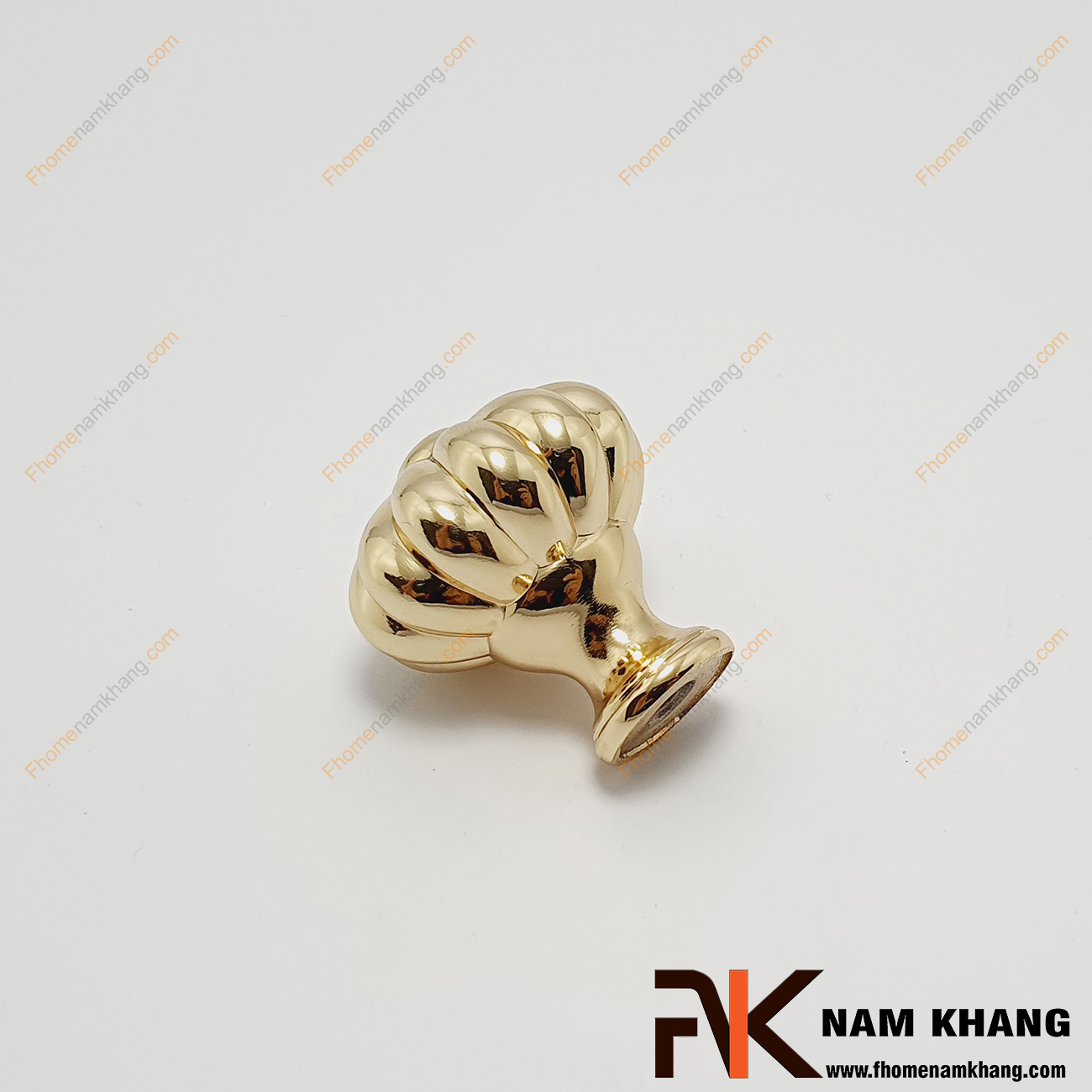Núm cửa tủ dạng tròn màu vàng bóng NK355N-V, một mẫu núm tủ độ bền cao với chất liệu hợp kim cao cấp đặc và được mạ vàng bóng ánh kim nổi bật