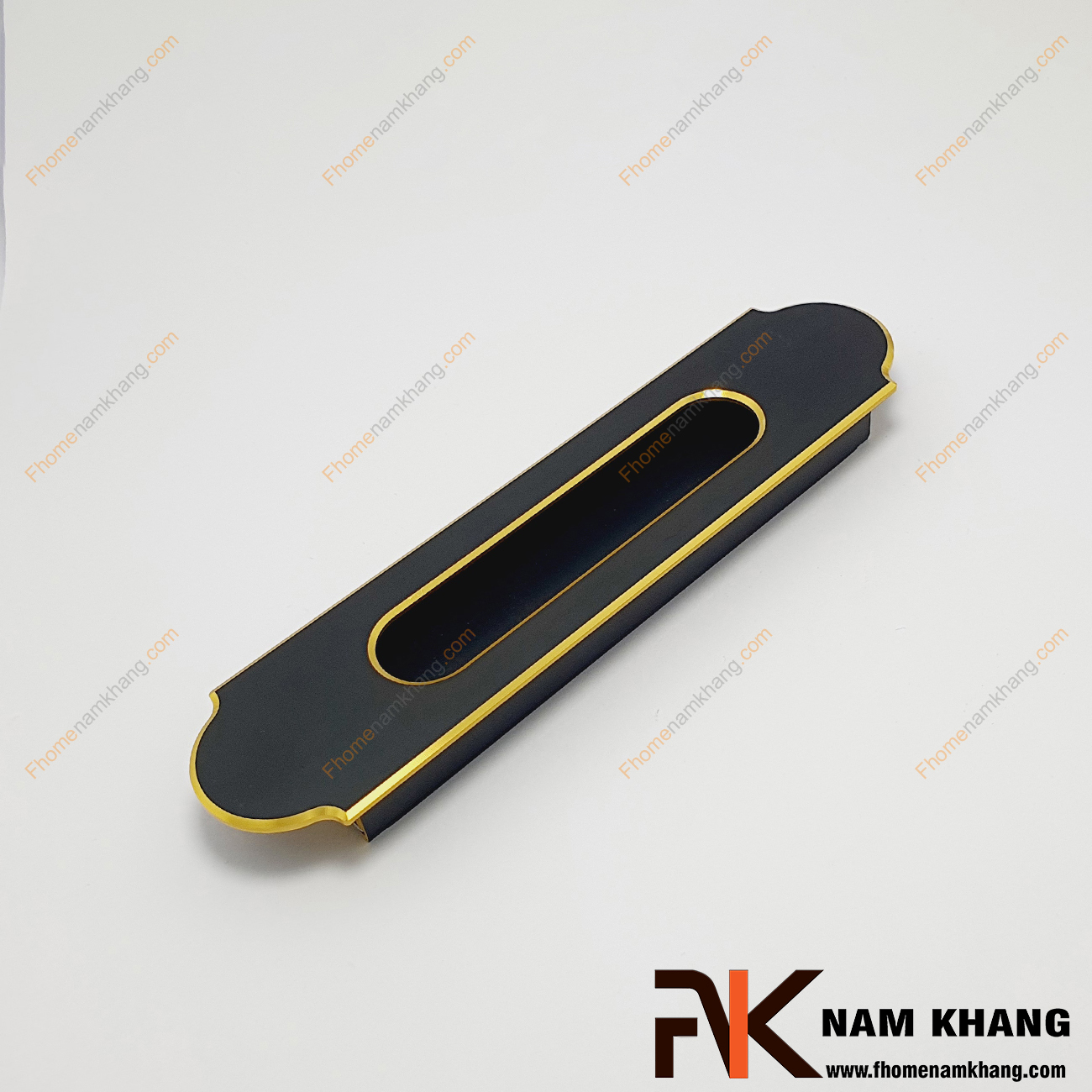 Tay nắm âm cửa tủ màu đen viền vàng NK488-128DV - một mẫu tay nắm âm tủ cao cấp có khuôn dạng cổ điển với màu đen mờ, chạy viền là đường line vàng sáng ánh kim mang ấn tượng cao.