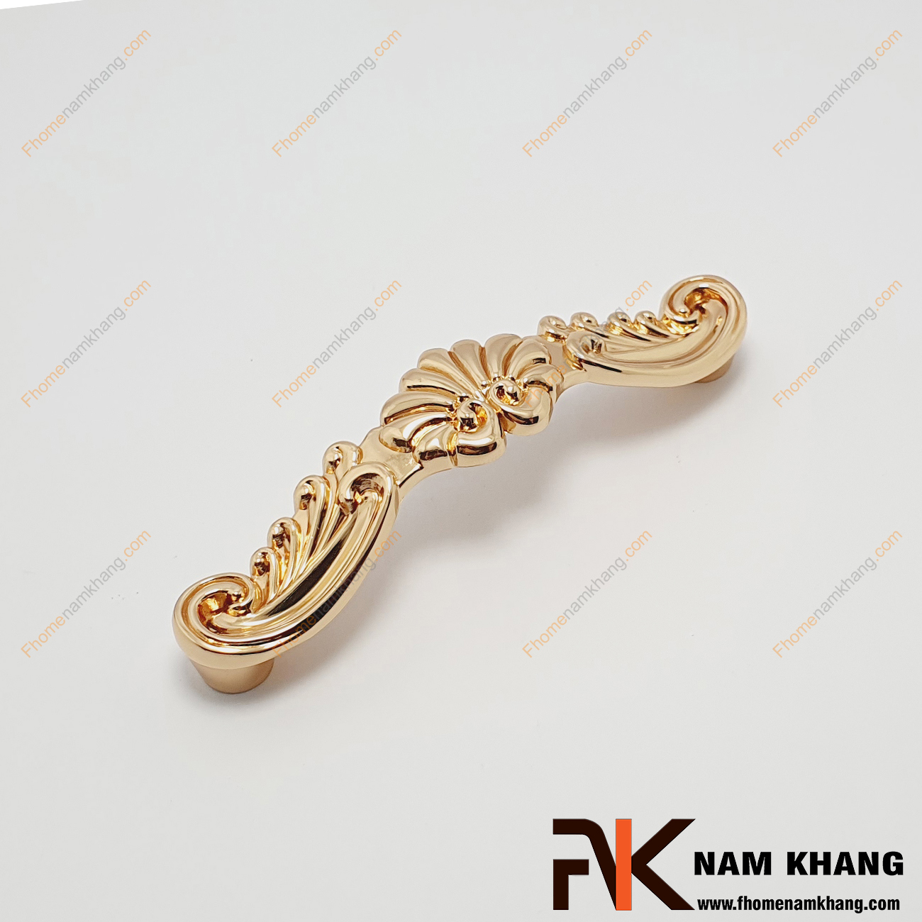 Tay nắm tủ hoa văn cổ điển vàng bóng NK252-VB - một kiểu tay nắm dạng hoa đối xứng làm điển nhấn ở giữa của tay nắm.