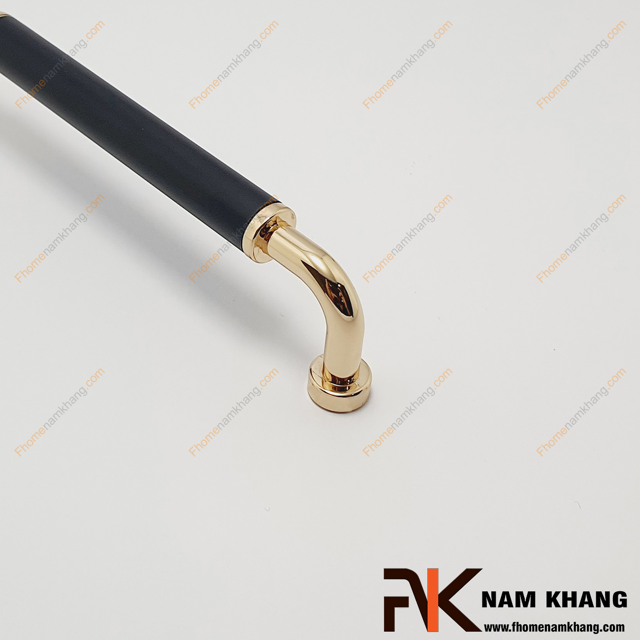 Tay nắm tủ phối hợp đen vàng NK338-DV là một dạng tay nắm có thiết kế rất cổ, rất độc đáo. Đây là dạng tay nắm phối phần tay dạng tròn trơn và đế vàng bóng ấn tượng.