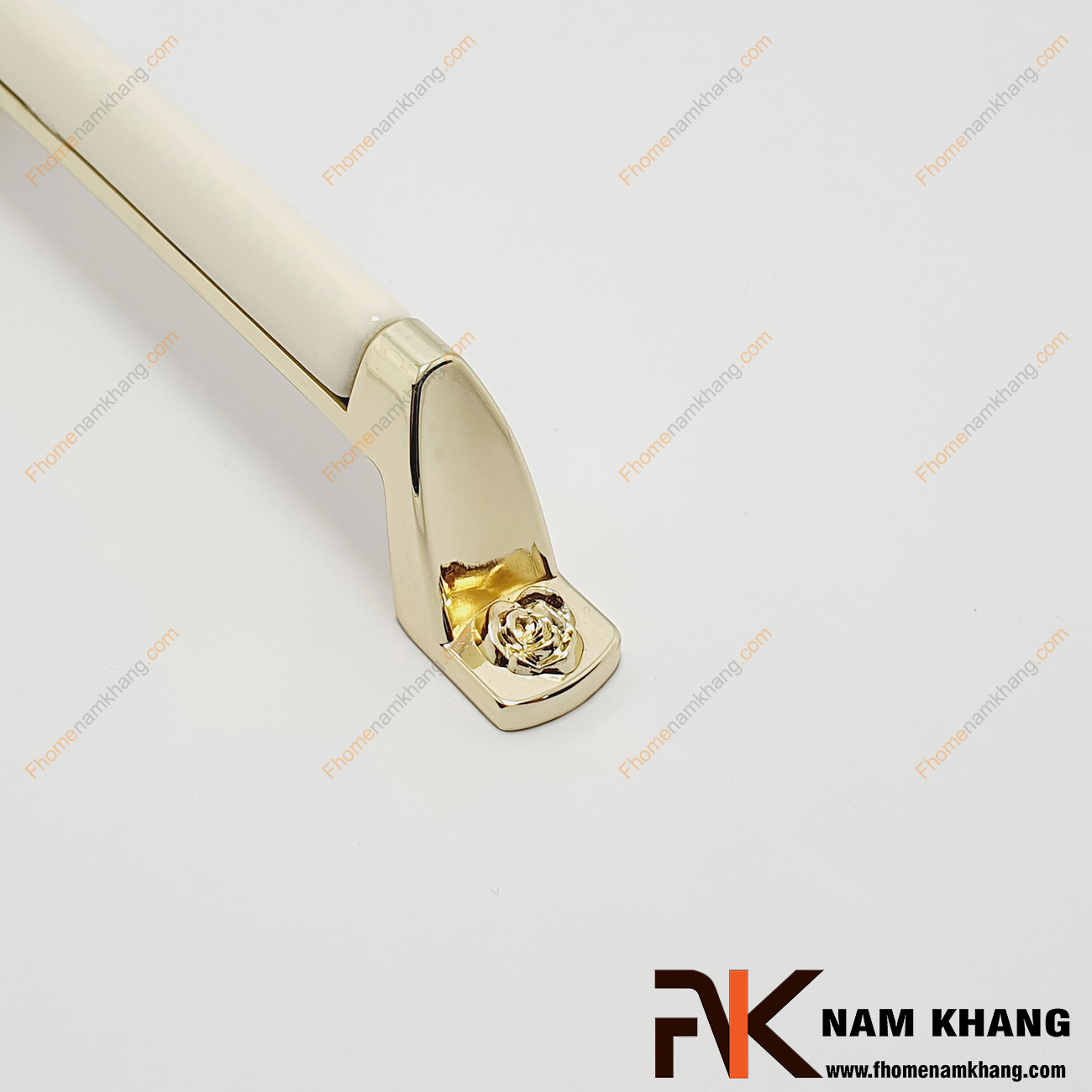 Tay nắm tủ phối sứ trắng NK359-VT có điểm nổi bật khi phối hợp hợp kim vàng bóng với sứ cao cấp. Các đường nét của tay nắm được chú ý bo tròn góc cạnh rất tự nhiên nhưng rất mềm mại và an toàn khi sử dụng.