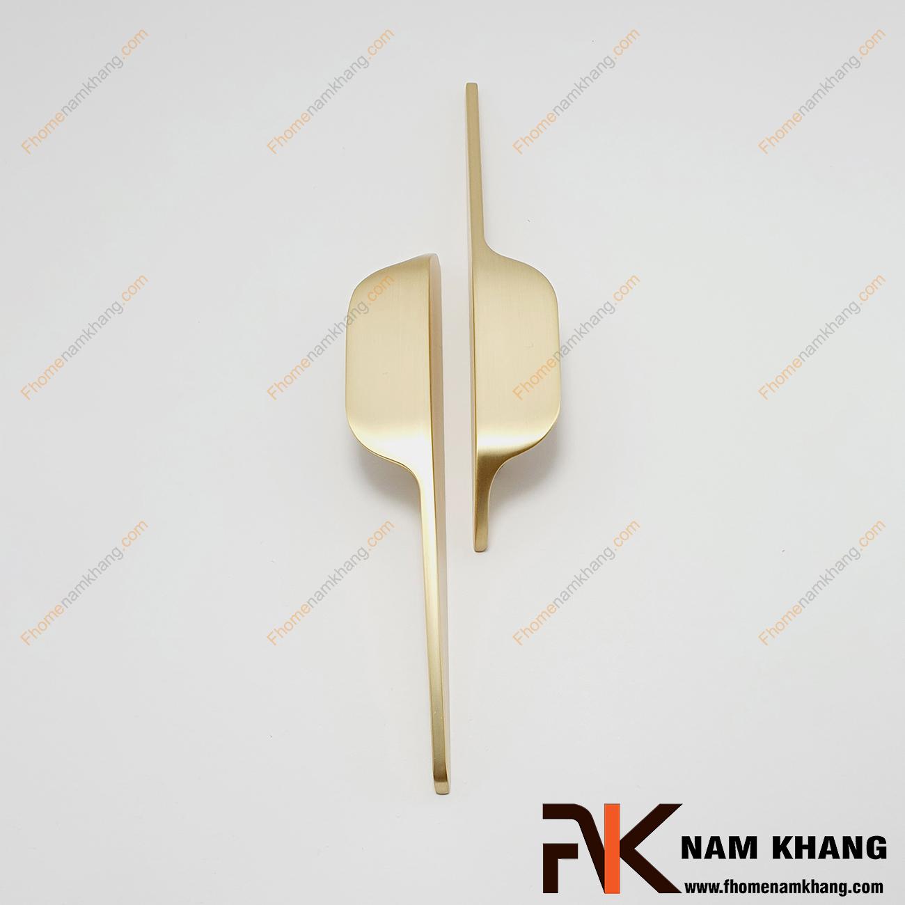 Tay nắm cửa tủ cách điệu màu vàng mờ NK460P-VM  một thiết kế tay nắm dạng cặp gồm 2 tay nắm lắp ngược chiều nhau thành 1 bộ độc đáo.