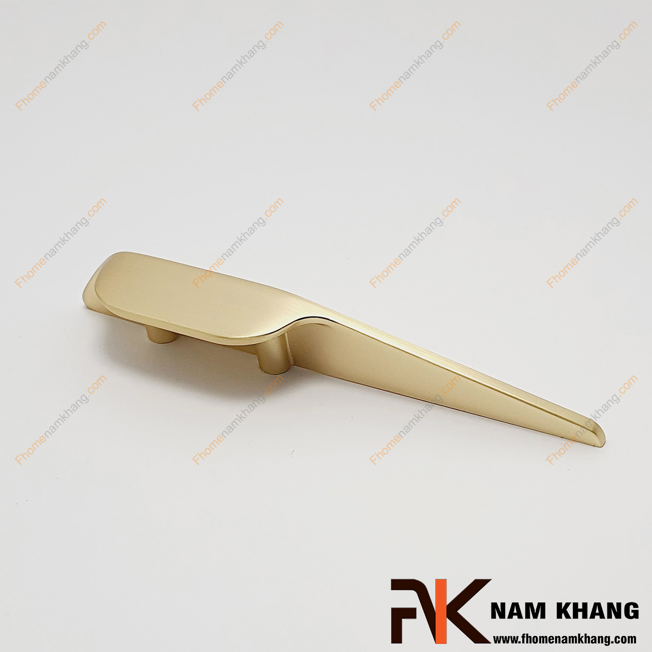 Tay nắm cửa tủ cách điệu màu vàng mờ NK460P-VM  một thiết kế tay nắm dạng cặp gồm 2 tay nắm lắp ngược chiều nhau thành 1 bộ độc đáo.