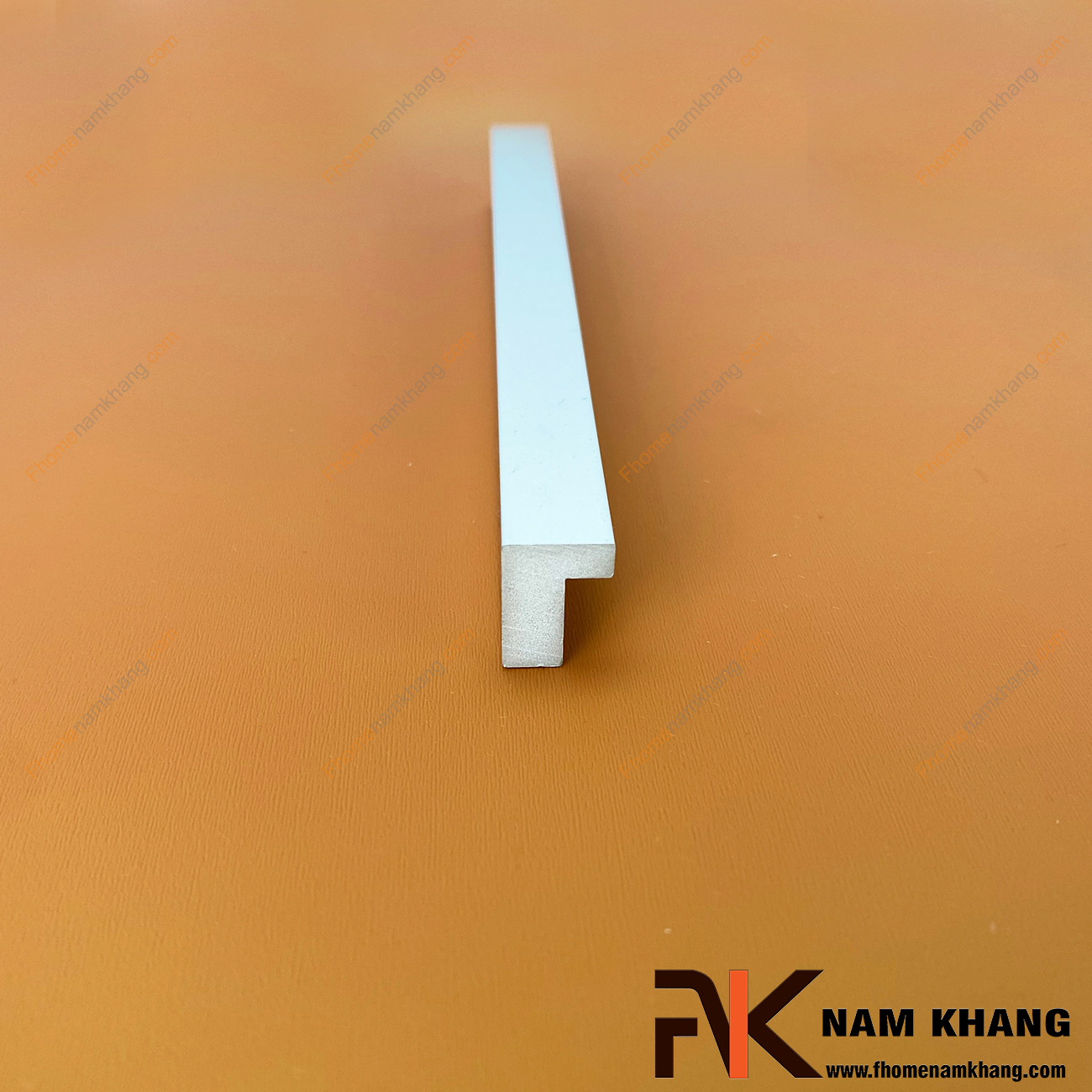 Tay kéo cửa tủ dạng thanh chữ L màu nhôm mờ NK014-N có dạng thanh chữ L với góc cạnh vuông được xử lý gọn gàng. Sỡ hữu công nghệ anode nhôm tạo màu cực đẹp, NK014 mang đến sự thanh lịch và đẳng cấp cho một sản phẩm chất lượng.