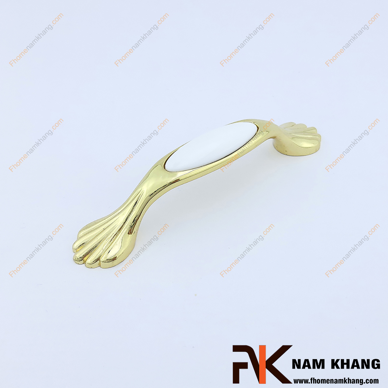 Sản phẩm Tay nắm cửa tủ bếp bằng sứ trắng mạ vàng NK019-TV2 được thiết kế với kim loại bền đẹp được mạ vàng sáng bóng làm toát lên vẻ ngoài của sản phẩm. Bên cạnh đó tay nắm được tạo điểm nhấn từ viên sứ cao cấp được gia công tí mỉ bo cạnh gọn gàng làm nâng cao giá trị thẫm mĩ