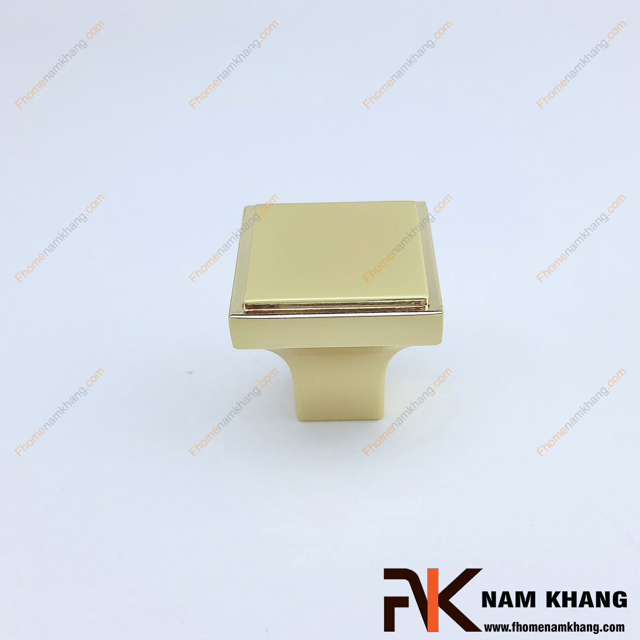 Chất liệu và vẻ ngoài là 2 tiêu chí hàng đầu khi lựa chọn sản phẩm nội thất. Núm cửa tủ vuông màu vàng viền ánh kim NK026-VK được thiết kế tinh tế dạng khối vuông từ hợp kim và được mạ màu đặc trưng để tạo nên vẻ đẹp đặc trưng của một sản phẩm nội thất.