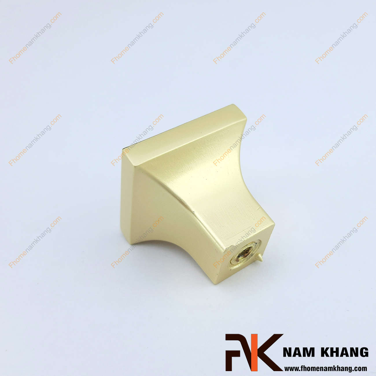 Chất liệu và vẻ ngoài là 2 tiêu chí hàng đầu khi lựa chọn sản phẩm nội thất. Núm cửa tủ vuông màu vàng viền ánh kim NK026-VK được thiết kế tinh tế dạng khối vuông từ hợp kim và được mạ màu đặc trưng để tạo nên vẻ đẹp đặc trưng của một sản phẩm nội thất.