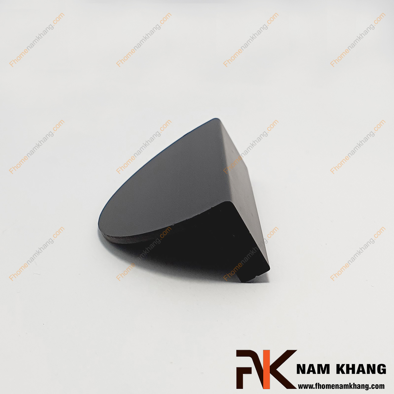 Tay nắm tủ dạng bán nguyệt dạng trơn màu đen NK286BN-64D là dạng tay nắm tủ bán nguyệt ghép đôi độc đáo. Sản phẩm có thiết kế cong góc vuông và có độ dày cho cảm nắm cầm kéo thoải mái. 