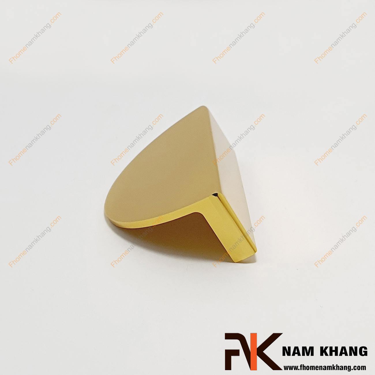 Tay nắm tủ dạng bán nguyệt màu vàng xước ánh kim NK286BN-64V kiểu dáng tay nắm tủ dạng đôi hình bán nguyệt. Đây là dòng sản phẩm thường sử dụng cặp hoặc tách lẻ có thể lắp đặt trên nhiều chất liệu cửa và không gian khác nhau.