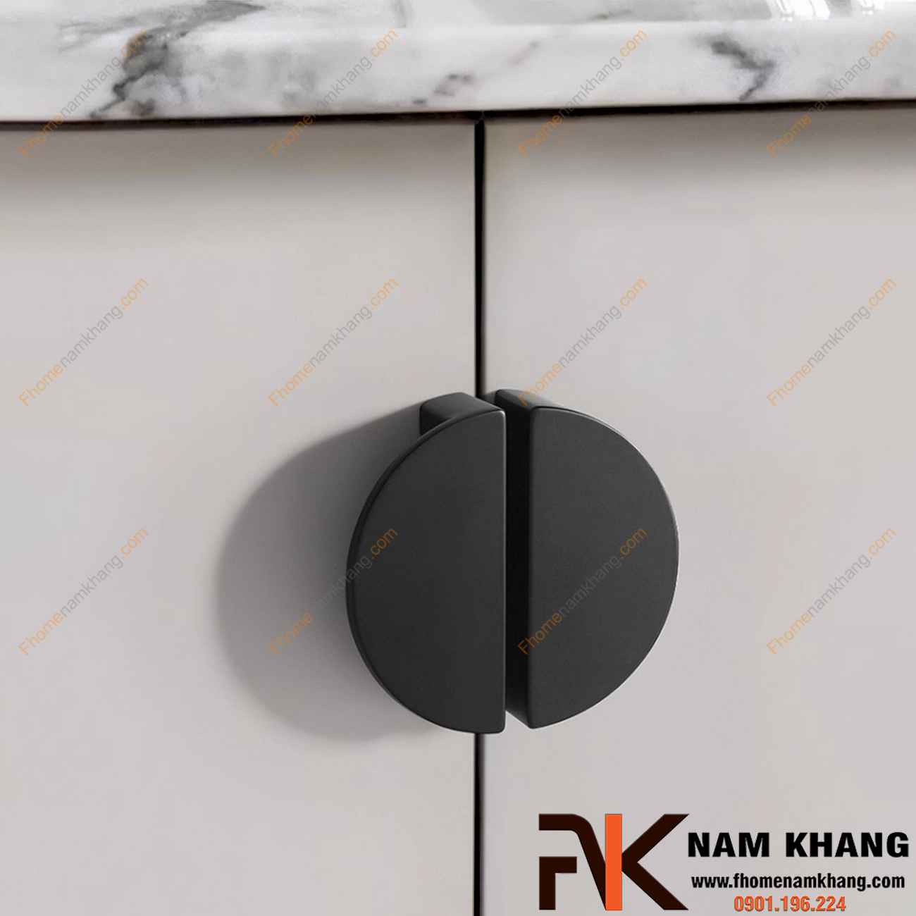 Tay nắm tủ bán nguyệt họa tiết cổ điển, mang đậm nét đẹp truyền thống và sự tinh tế của văn hóa Á Đông, sản phẩm không chỉ tăng tính thẩm mĩ mà còn mang lại vẻ đẹp truyền thống và thanh lịch của không gian bạn muốn hướng đến.