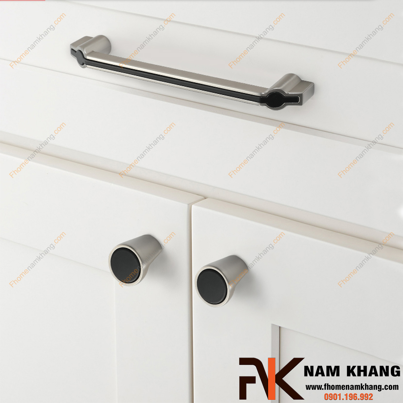 Tay nắm tủ tân cổ điển là dòng tay nắm được nhiều khách hàng ưu chuộng bởi sự kết hợp tinh tế giữa vẻ đẹp cổ điển sang trọng, và phong cách hiện đại tối giản. Những chi tiết trang trí, tinh xảo, thiết kế đa dạng mang đến sự tiện nghi mà còn tạo điểm nhấn ấn tượng.