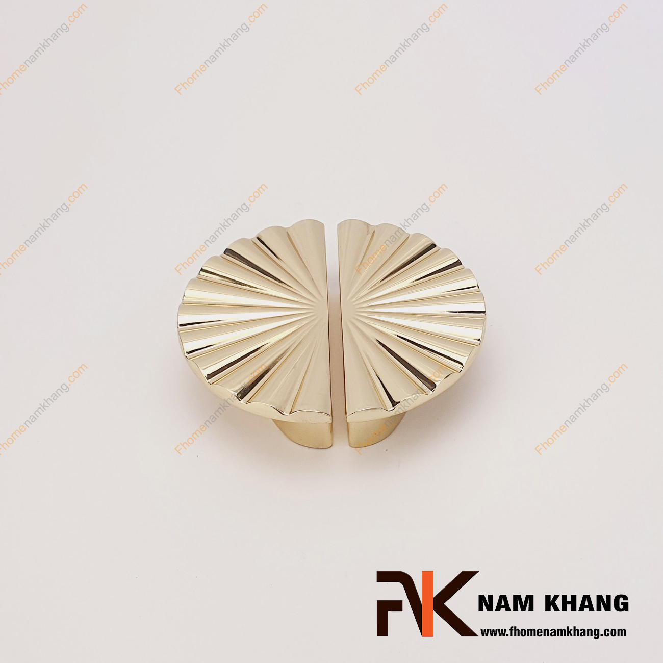 Tay nắm tủ dạng bán nguyệt màu vàng bóng NK286Q-64V là dạng tay nắm tủ bán nguyệt ghép đôi độc đáo. Sản phẩm có thiết kế cong góc tròn dạng quạt và có độ dày cho cảm nắm cầm kéo thoải mái. 