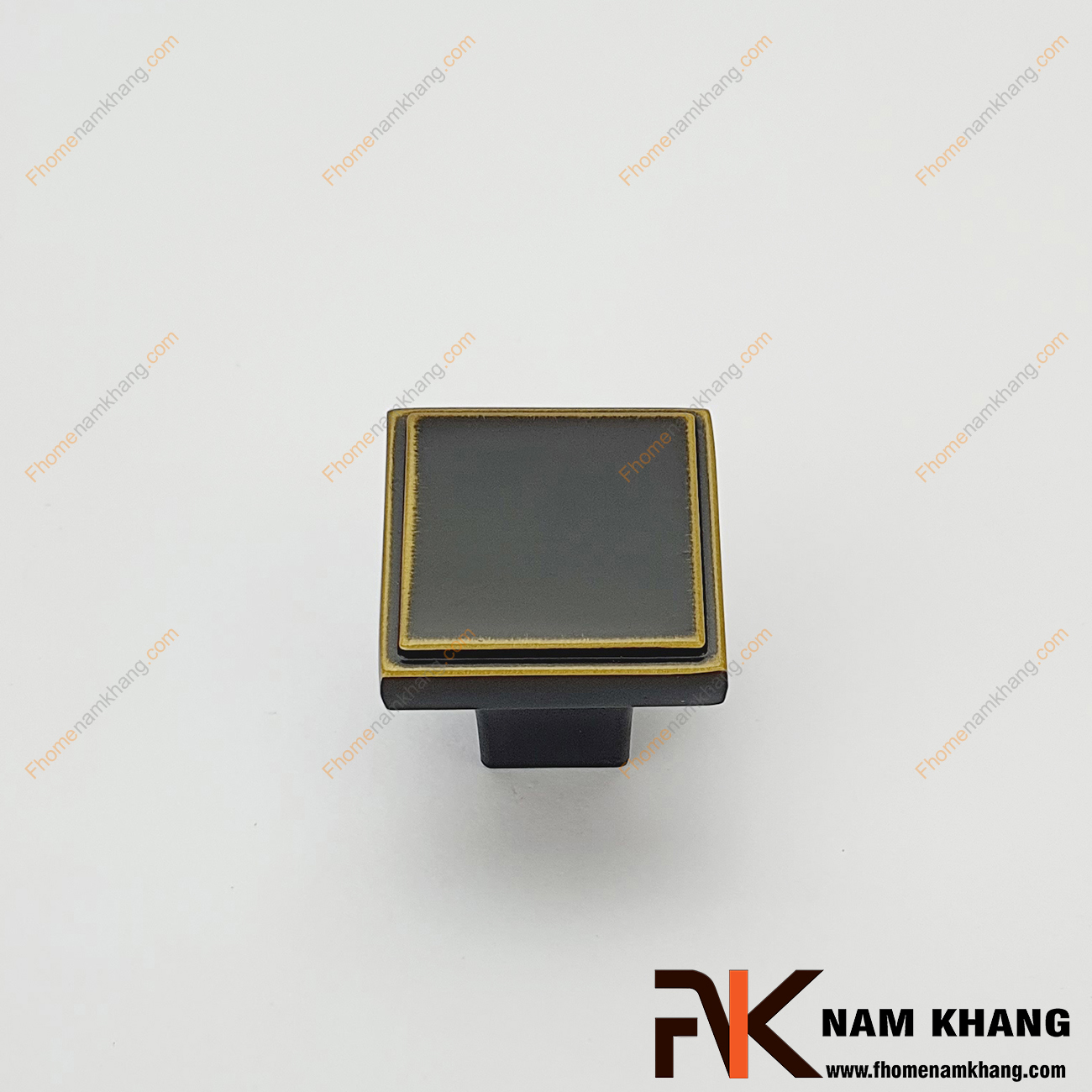 Núm cửa tủ vuông mạ màu đen vàng NK026-DV được thiết kế tinh tế dạng khối vuông từ hợp kim và được mạ màu đen vàng đặc trưng để tạo nên vẻ đẹp đặc trưng của một sản phẩm nội thất.