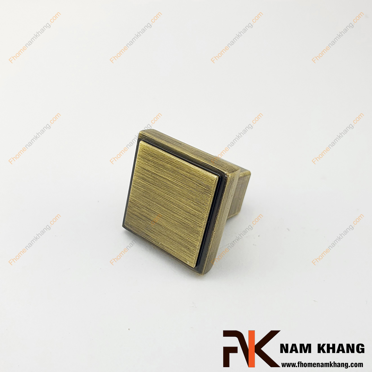 Tay nắm tủ vuông mạ đồng rêu NK026-R được thiết kế tinh tế dạng khối vuông từ hợp kim và được mạ màu rêu đặc trưng để tạo nên vẻ đẹp đặc trưng của một sản phẩm nội thất.