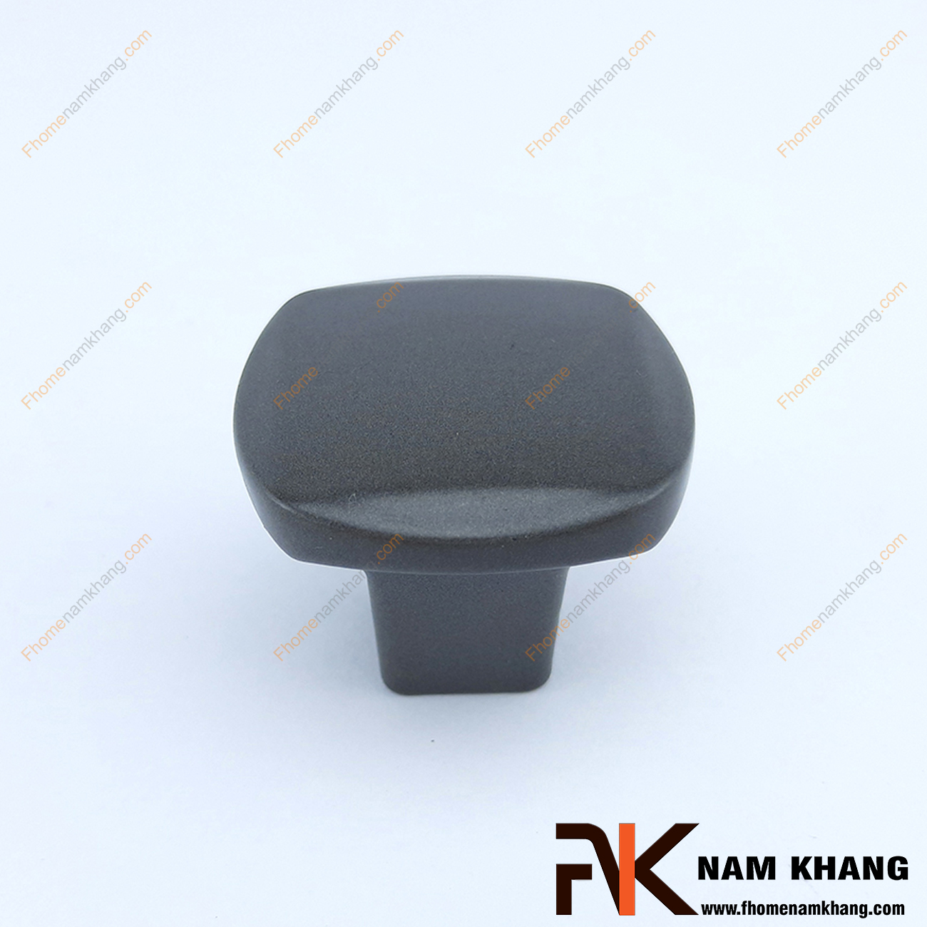 Núm cửa tủ màu xám dạng vuông NK131-X có thiết kế đơn giản từ hợp kim cao cấp với khuôn dạng đầu vuông được bo tròn góc cạnh.