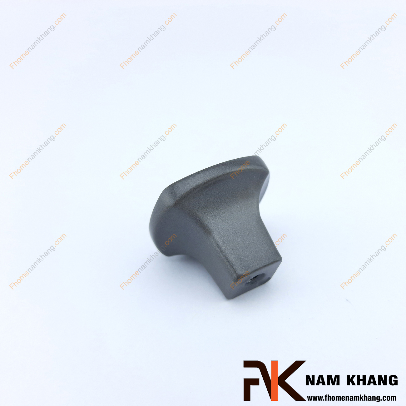 Núm cửa tủ màu xám dạng vuông NK131-X có thiết kế đơn giản từ hợp kim cao cấp với khuôn dạng đầu vuông được bo tròn góc cạnh.