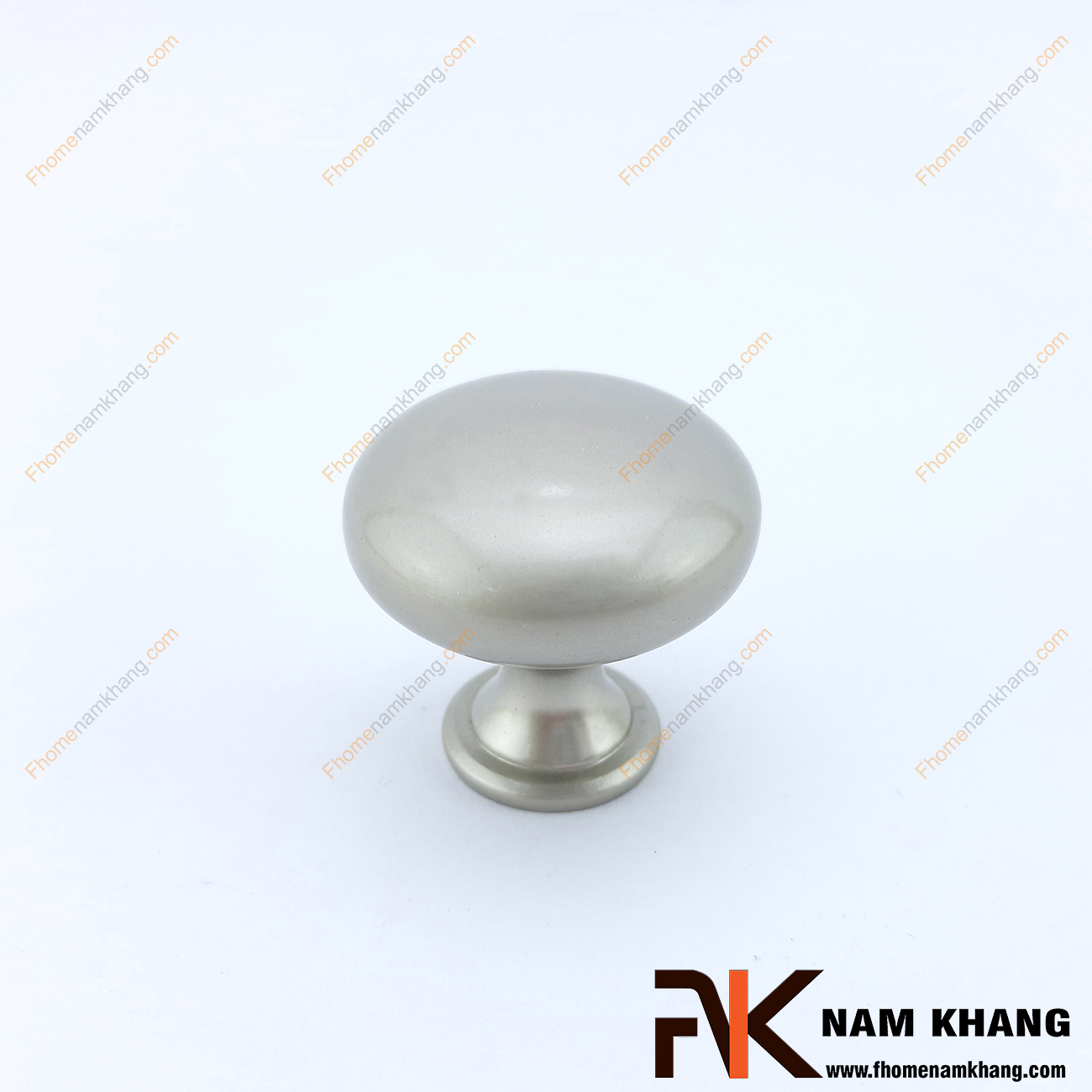 Núm nắm tủ dạng tròn màu xám NK141-X được sử dụng nhiều trên nhiều phong cách tủ kệ khác nhau. Sản phẩm được tin dùng trên các loại tủ kệ trưng bày, tủ quần áo, tủ phong thủy , ngăn kệ bàn làm việc,… 