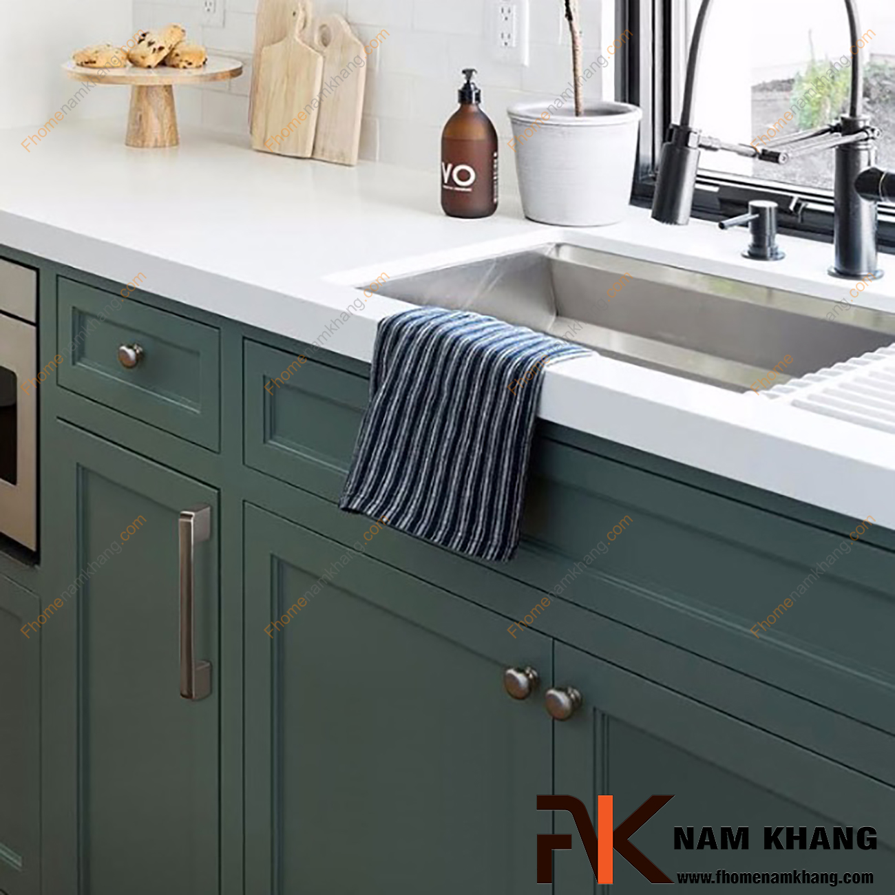 Núm nắm tủ dạng tròn màu xám NK141-X được sử dụng nhiều trên nhiều phong cách tủ kệ khác nhau. Sản phẩm được tin dùng trên các loại tủ kệ trưng bày, tủ quần áo, tủ phong thủy , ngăn kệ bàn làm việc,… 