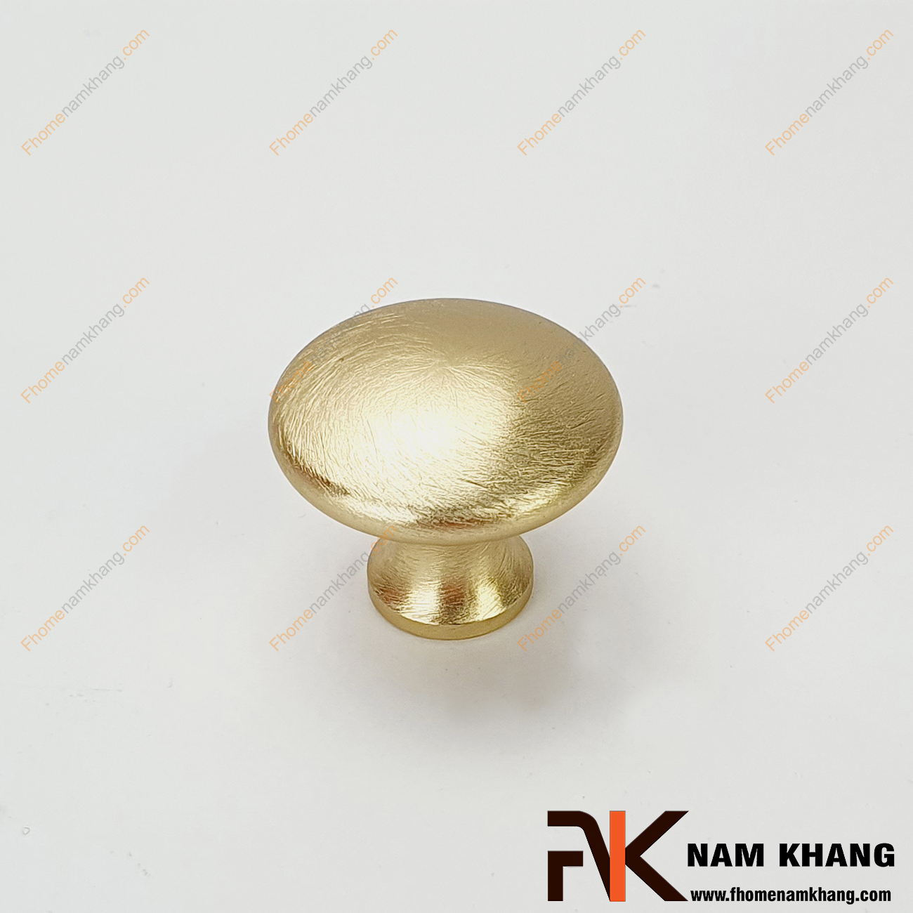 Núm cửa tủ dạng tròn màu vàng xước NK159-V được sử dụng nhiều trên nhiều phong cách tủ kệ khác nhau. Sản phẩm được tin dùng trên các loại tủ kệ trưng bày, tủ quần áo, tủ phong thủy , ngăn kệ bàn làm việc,