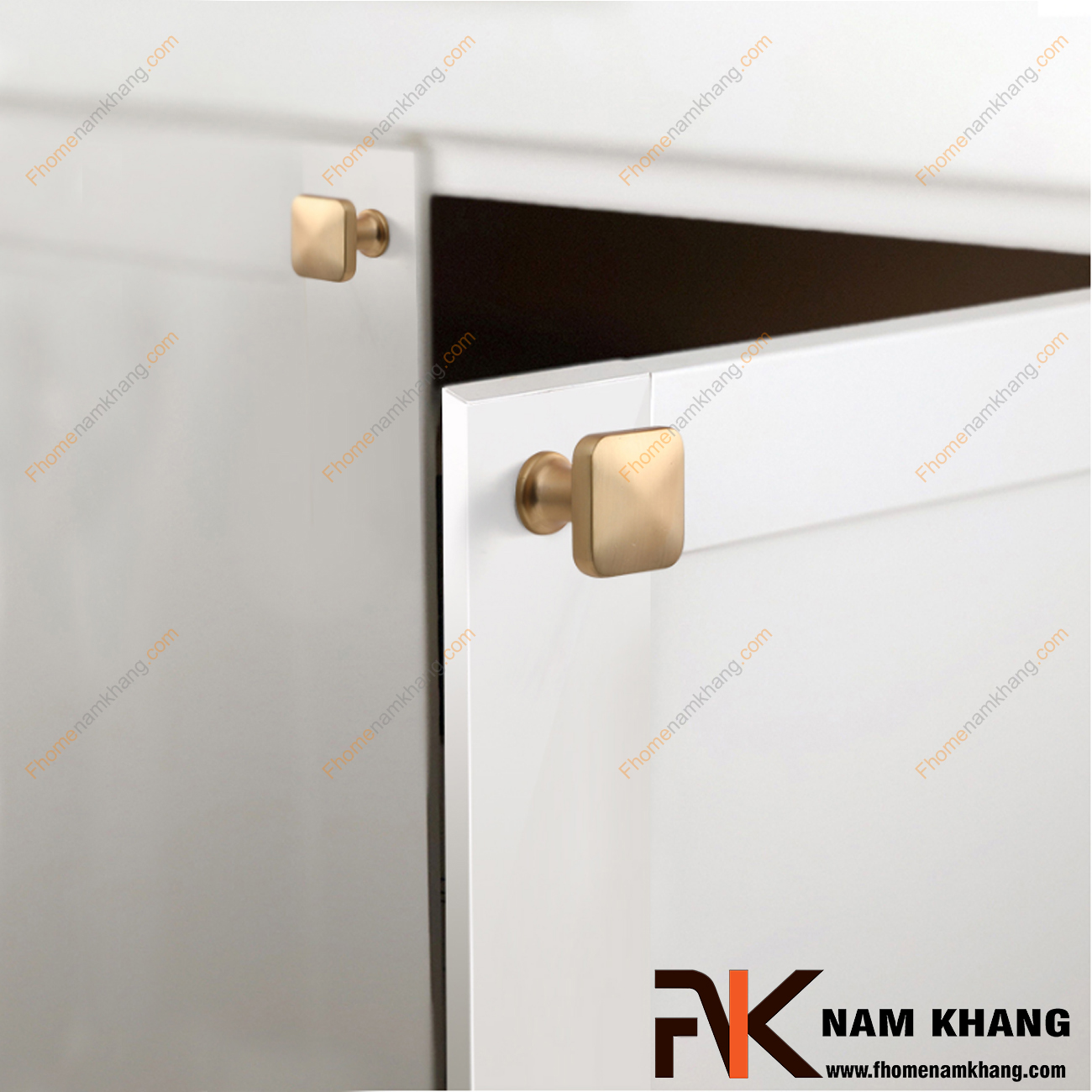 Núm cửa tủ dạng vuông màu vàng mờ NK169-VM có thiết kế đơn giản từ hợp kim cao cấp với khuôn dạng đầu vuông và đế tròn đứng.
