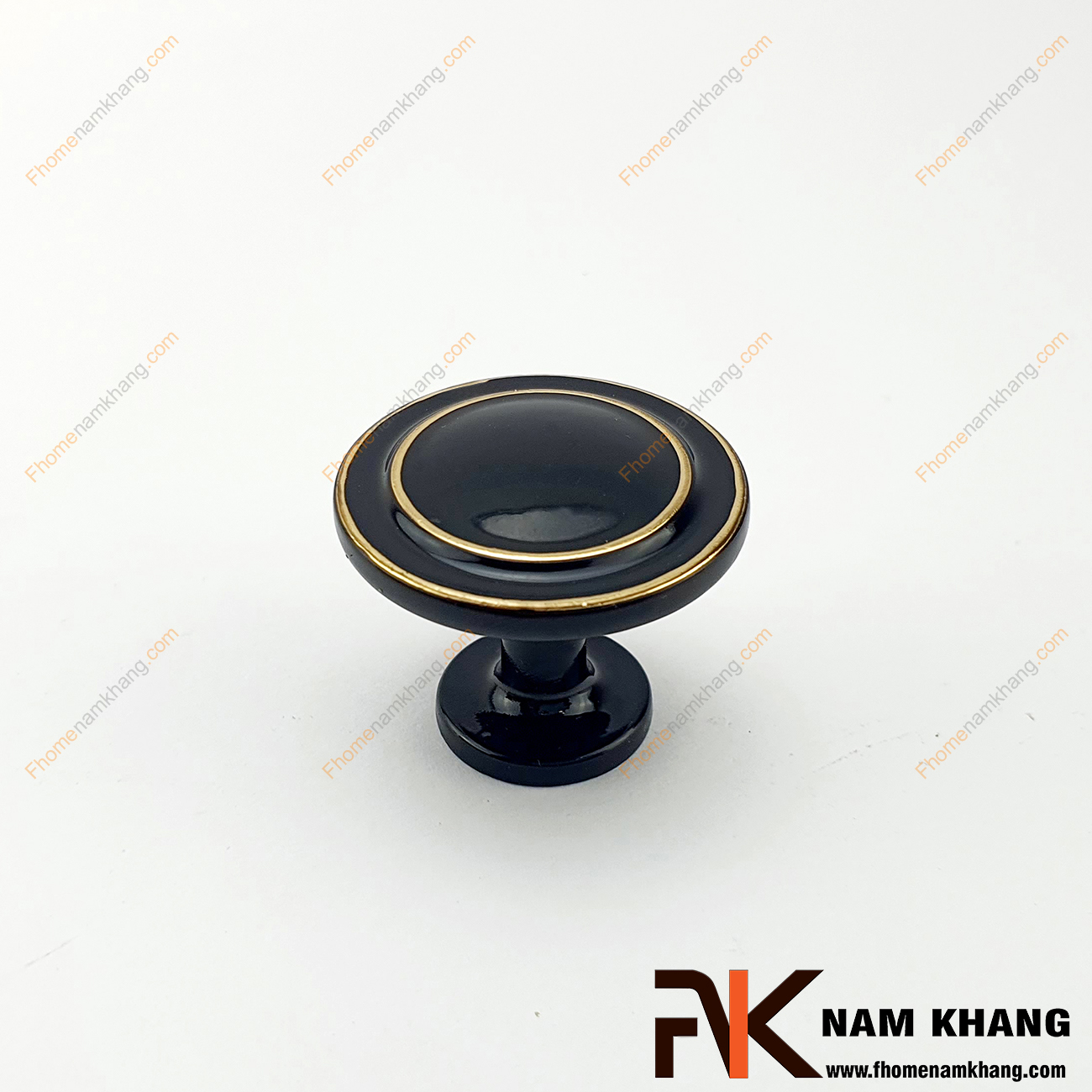 Núm cửa tủ dạng tròn màu đen bóng NK204-D có khuôn dạng dẹp bo tròn góc cạnh tinh tế được sử dụng nhiều trên nhiều phong cách tủ kệ khác nhau.