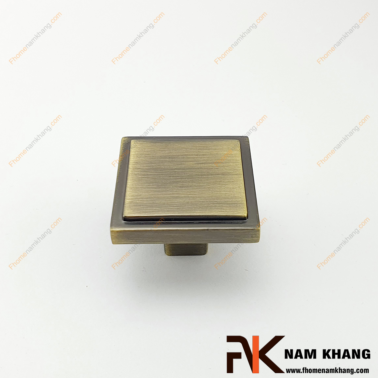 Tay nắm tủ dạng vuông màu rêu NK219-R có thiết kế đơn giản từ hợp kim cao cấp với khuôn dạng đầu vuông và đế tròn đứng. Sản phẩm giúp thực hiện thao tác đóng mở cánh cửa tủ trở nên dễ dàng và thuận tiện.