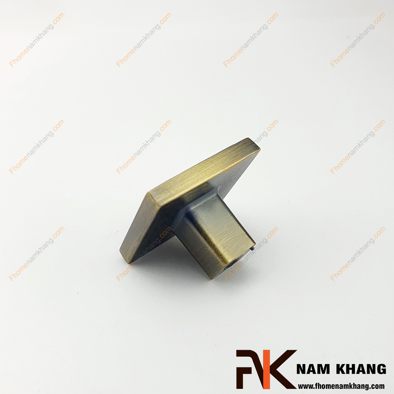 Tay nắm tủ dạng vuông màu rêu NK219-R có thiết kế đơn giản từ hợp kim cao cấp với khuôn dạng đầu vuông và đế tròn đứng. Sản phẩm giúp thực hiện thao tác đóng mở cánh cửa tủ trở nên dễ dàng và thuận tiện.