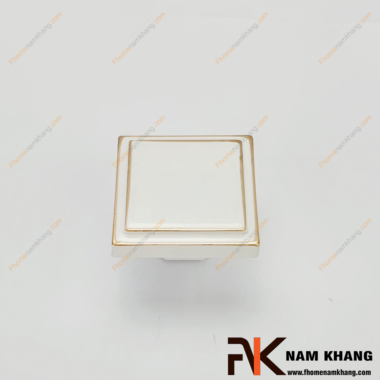 Tay nắm tủ dạng vuông màu trắng viền vàng NK219-T có thiết kế đơn giản từ hợp kim cao cấp với khuôn dạng đầu vuông và đế tròn đứng. Sản phẩm giúp thực hiện thao tác đóng mở cánh cửa tủ trở nên dễ dàng và thuận tiện. 