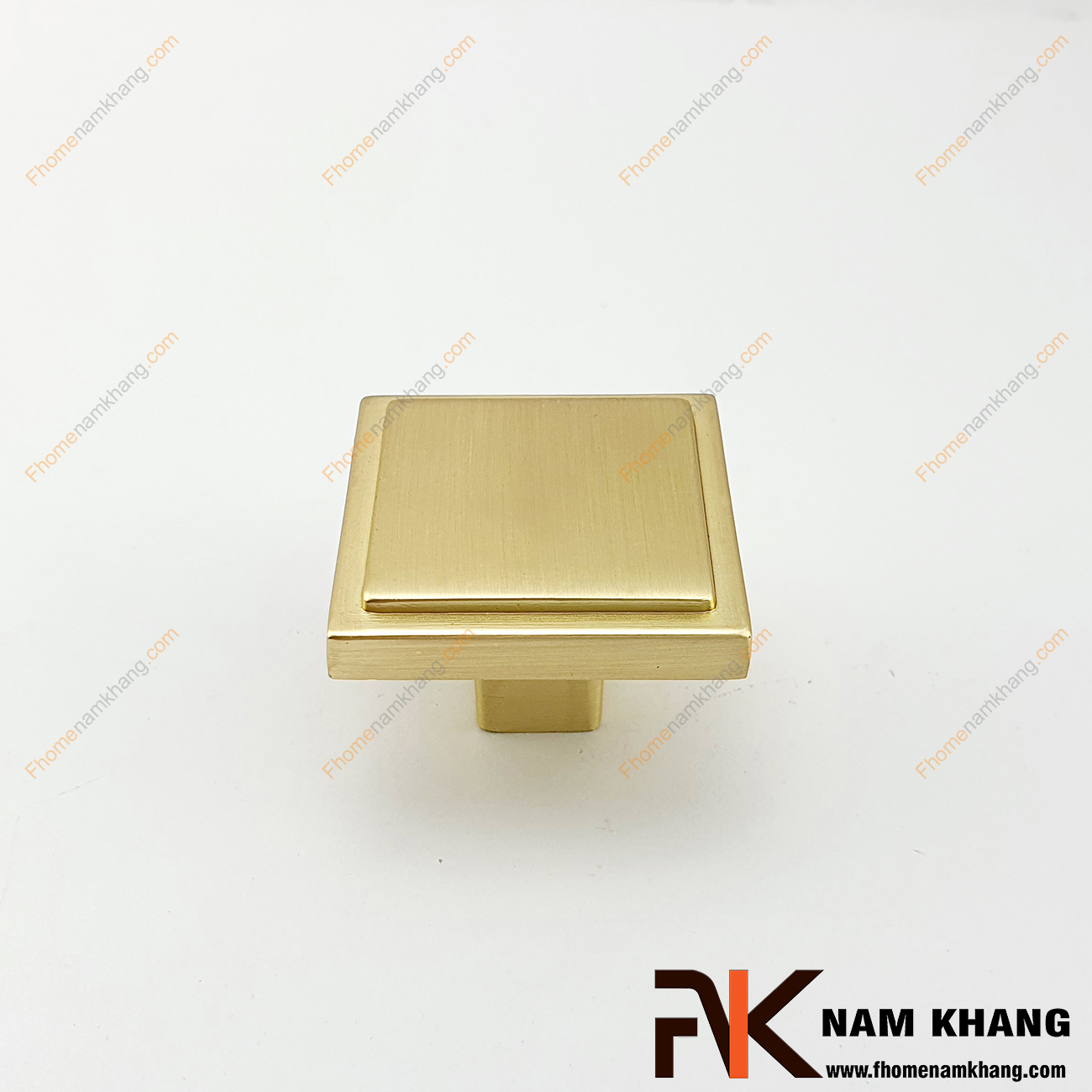 Tay nắm tủ dạng vuông màu vàng mờ NK219-VM có thiết kế đơn giản từ hợp kim cao cấp với khuôn dạng đầu vuông và đế tròn đứng. Sản phẩm giúp thực hiện thao tác đóng mở cánh cửa tủ trở nên dễ dàng và thuận tiện. 