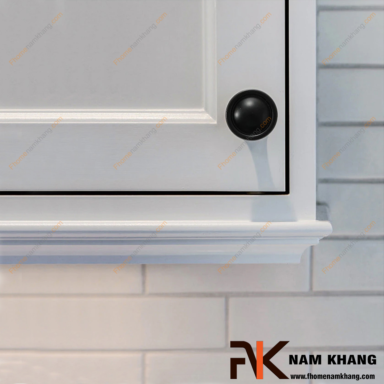 Núm cửa tủ dạng tròn màu đen NK227-D được sử dụng nhiều trên nhiều phong cách tủ kệ khác nhau. Sản phẩm được tin dùng trên các loại tủ kệ trưng bày, tủ quần áo, tủ phong thủy , ngăn kệ bàn làm việc