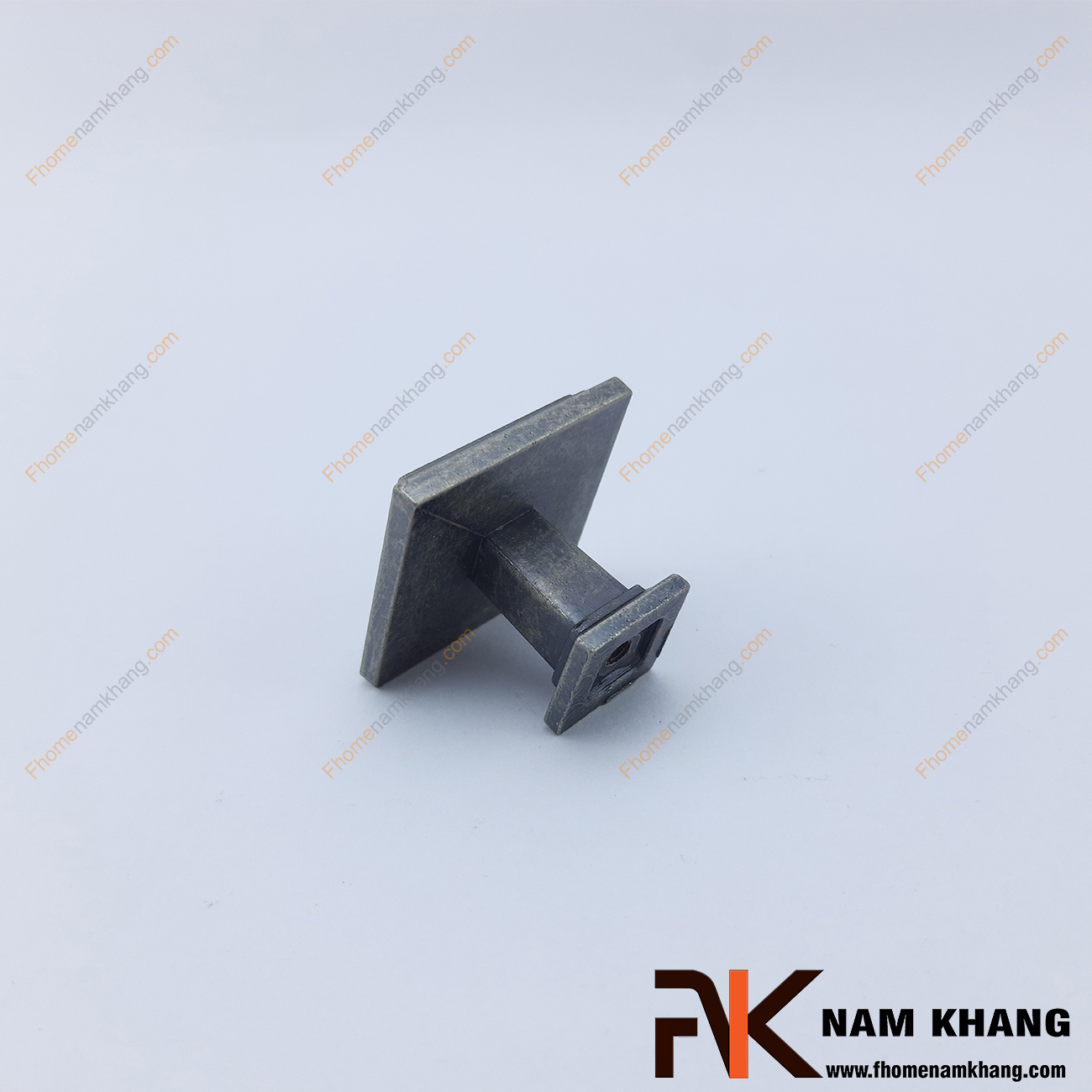 Núm cửa tủ dạng vuông màu ghi cổ điển NK230-GC có thiết kế đơn giản từ hợp kim cao cấp với khuôn dạng đầu vuông và đế vuông đứng. Sản phẩm giúp thực hiện thao tác đóng mở cánh cửa tủ trở nên dễ dàng và thuận tiện. 
