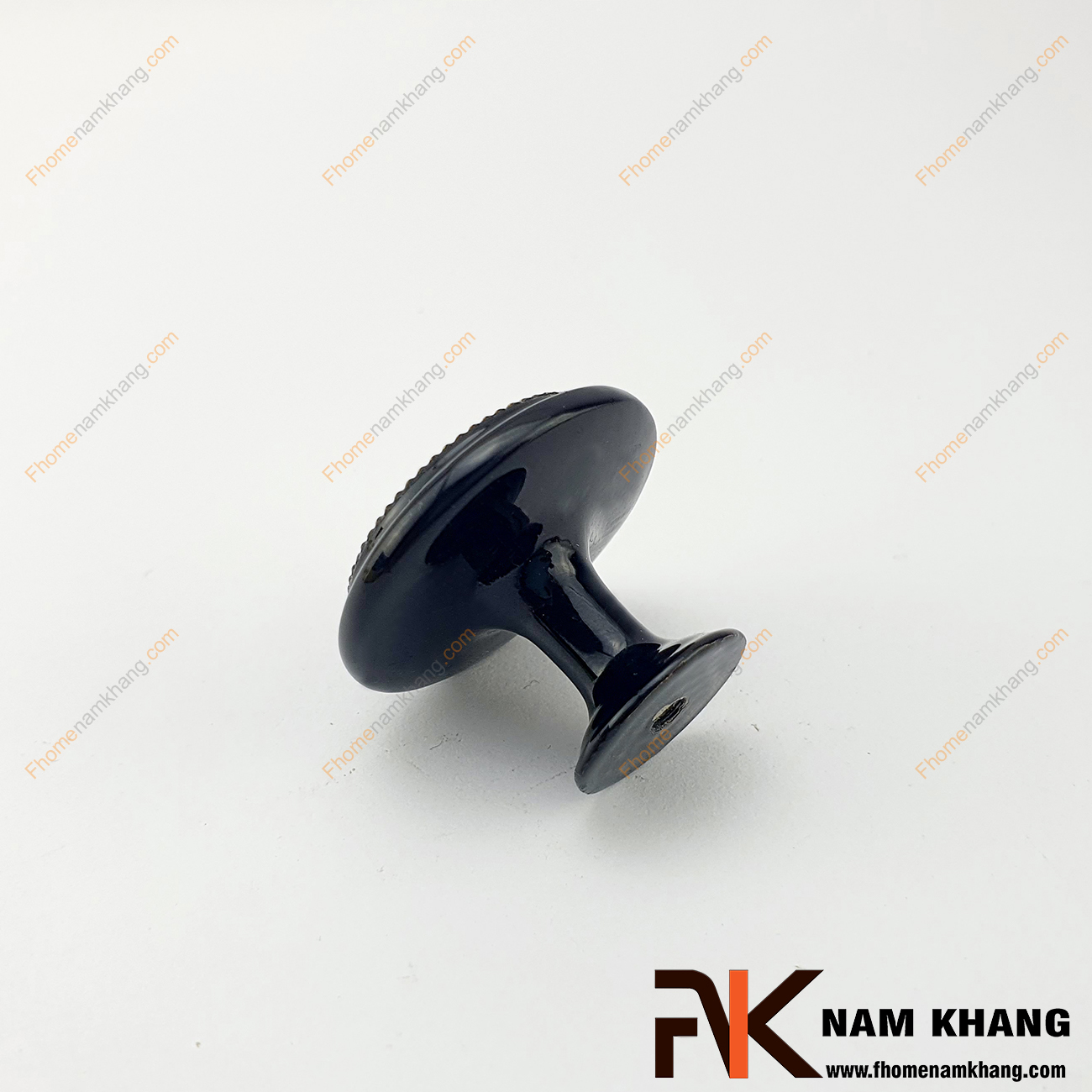 Núm cửa tủ dạng tròn màu đen NK245-D có khuôn dạng dẹp bo tròn góc cạnh tinh tế được sử dụng nhiều trên nhiều phong cách tủ kệ khác nhau