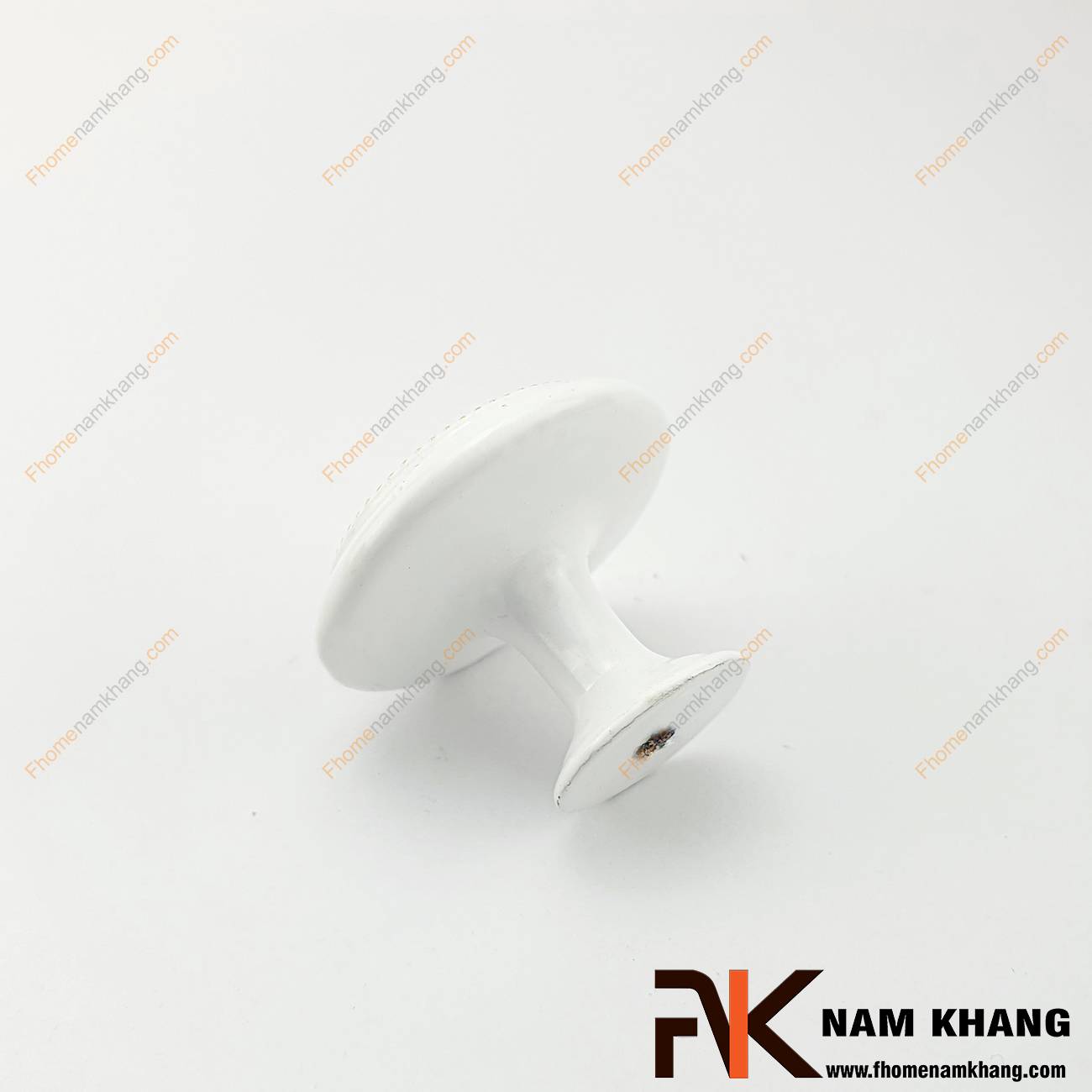 Núm cửa tủ dạng tròn màu trắng viền vàng NK245-TV có khuôn dạng dẹp bo tròn góc cạnh tinh tế được sử dụng nhiều trên nhiều phong cách tủ kệ khác nhau