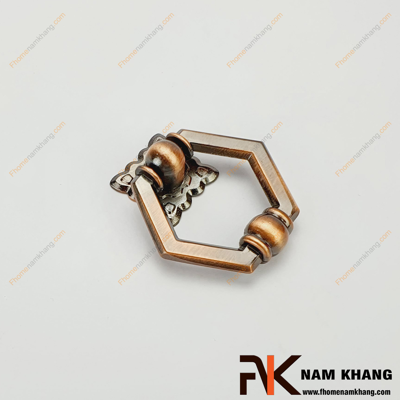 Sản phẩm Núm cửa tủ dạng vòng màu cafe NK287LS-VCF nhỏ gọn, tiện lợi nhưng vẫn giữ được sự cao cấp, sang trọng. Đây là dòng sản phẩm phụ kiện trên cánh cửa tủ bếp, ngăn kệ, tủ nội thất, tủ trang sức.