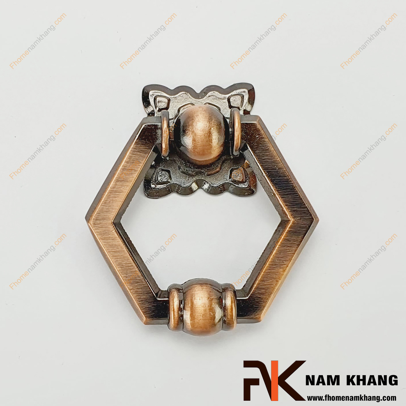 Sản phẩm Núm cửa tủ dạng vòng màu cafe NK287LS-VCF nhỏ gọn, tiện lợi nhưng vẫn giữ được sự cao cấp, sang trọng. Đây là dòng sản phẩm phụ kiện trên cánh cửa tủ bếp, ngăn kệ, tủ nội thất, tủ trang sức.