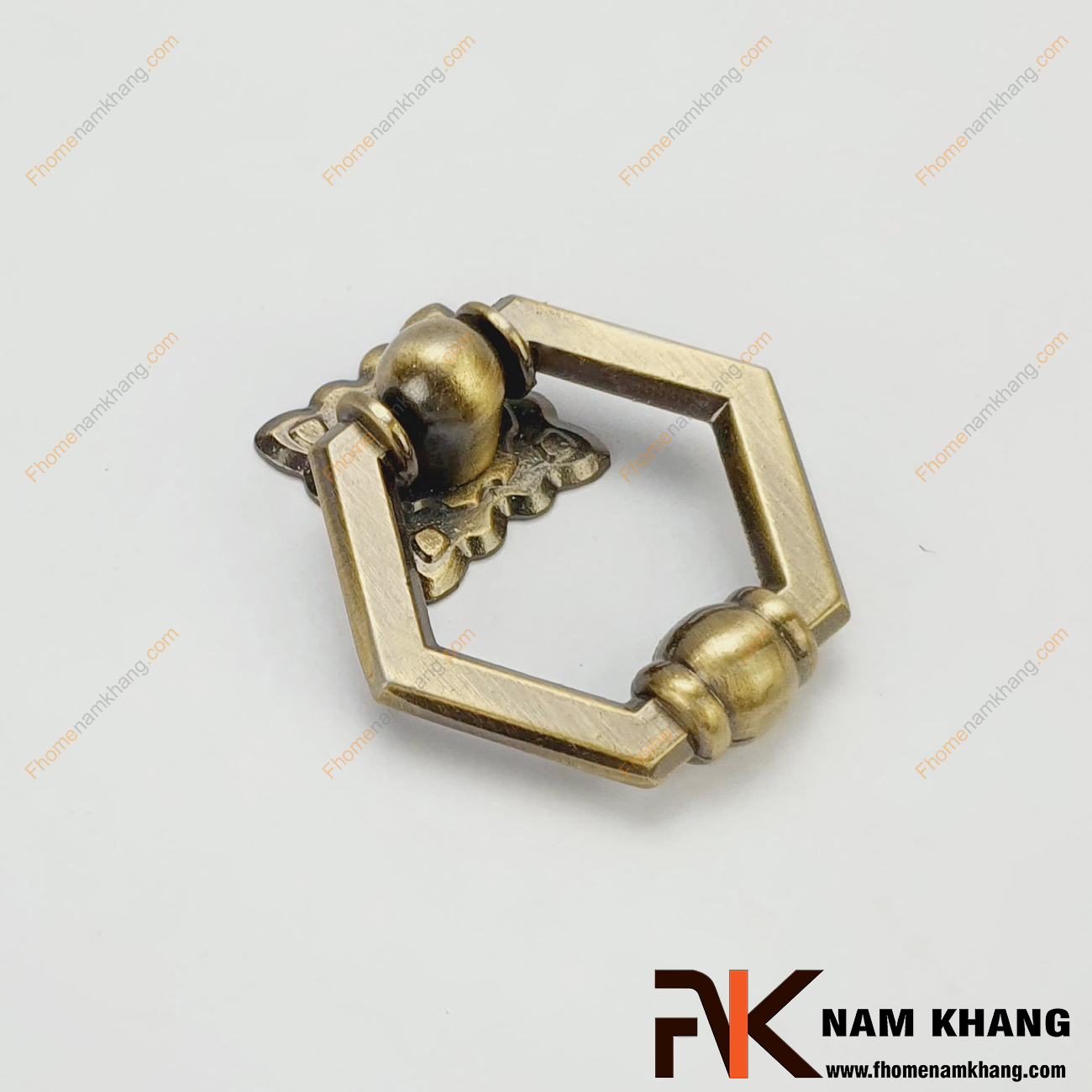 Sản phẩm Núm cửa tủ dạng vòng màu rêu NK287LS-VR nhỏ gọn, tiện lợi nhưng vẫn giữ được sự cao cấp, sang trọng. Đây là dòng sản phẩm phụ kiện trên cánh cửa tủ bếp, ngăn kệ, tủ nội thất, tủ trang sức.