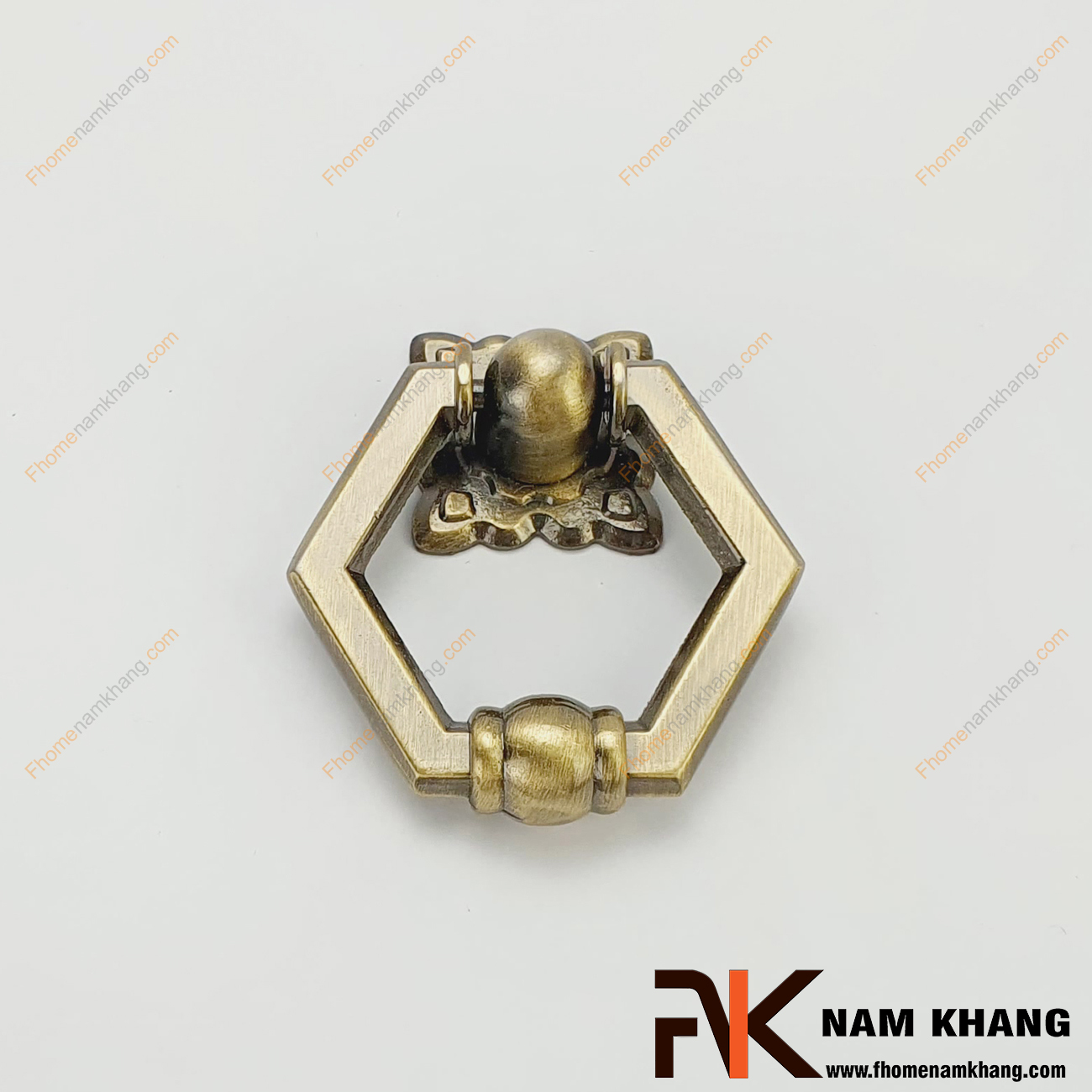 Sản phẩm Núm cửa tủ dạng vòng màu rêu NK287LS-VR nhỏ gọn, tiện lợi nhưng vẫn giữ được sự cao cấp, sang trọng. Đây là dòng sản phẩm phụ kiện trên cánh cửa tủ bếp, ngăn kệ, tủ nội thất, tủ trang sức.