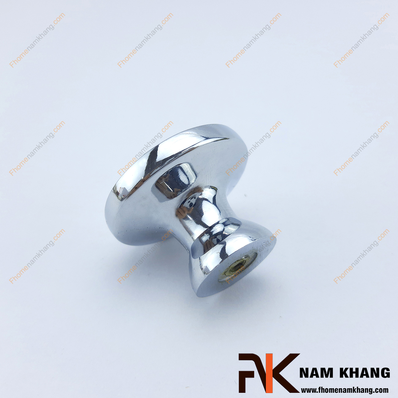 Núm nắm tủ dạng pha lê NK295-B có thiết kế như một viên pha lê được bao quanh bởi hợp kim mạ trắng bạc tuyệt đẹp