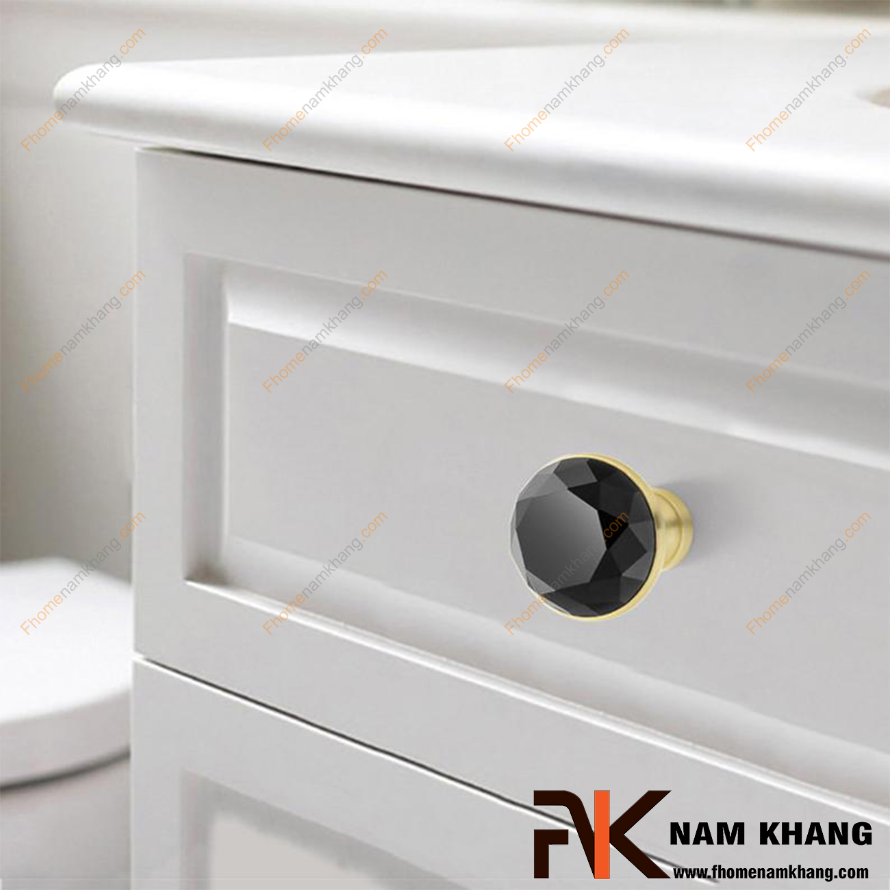 Núm cửa tủ dạng tròn phối pha lê chân đế vàng bóng NK295-DV , điểm nhấn ấn tượng trong thiết kế nội ngoại thất. Theo phong thủy, pha lê là biểu tượng của những điều tốt lành, may mắn và những điều tươi đẹp