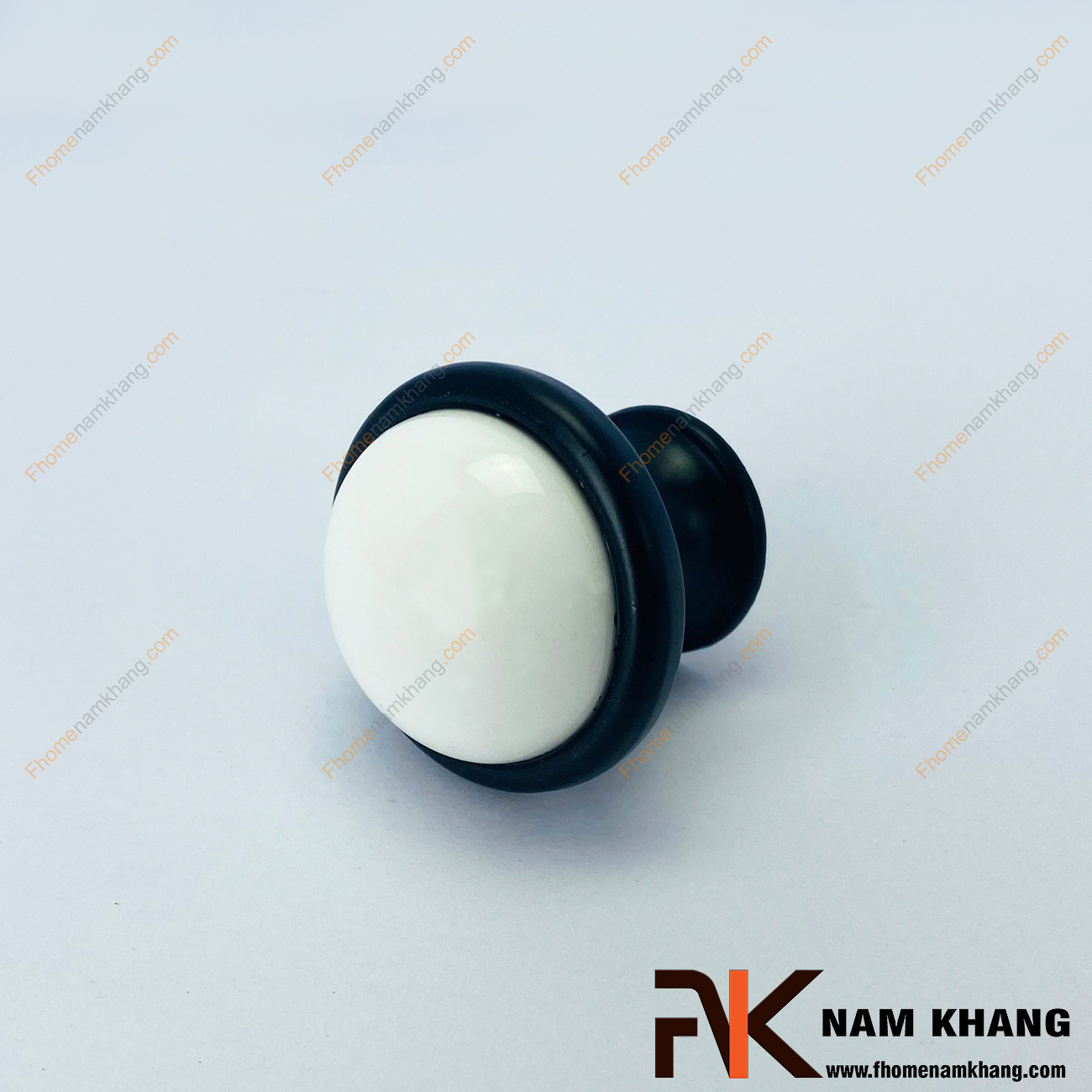 Núm nắm tủ dạng tròn màu đen trắng NK322-D - mẫu núm tay nắm tủ có thiết kế rất đơn giản lấy sự phối hợp nhẹ nhàng giữa sứ cao cấp và hợp kim mạ màu đen bao bọc xung quanh.