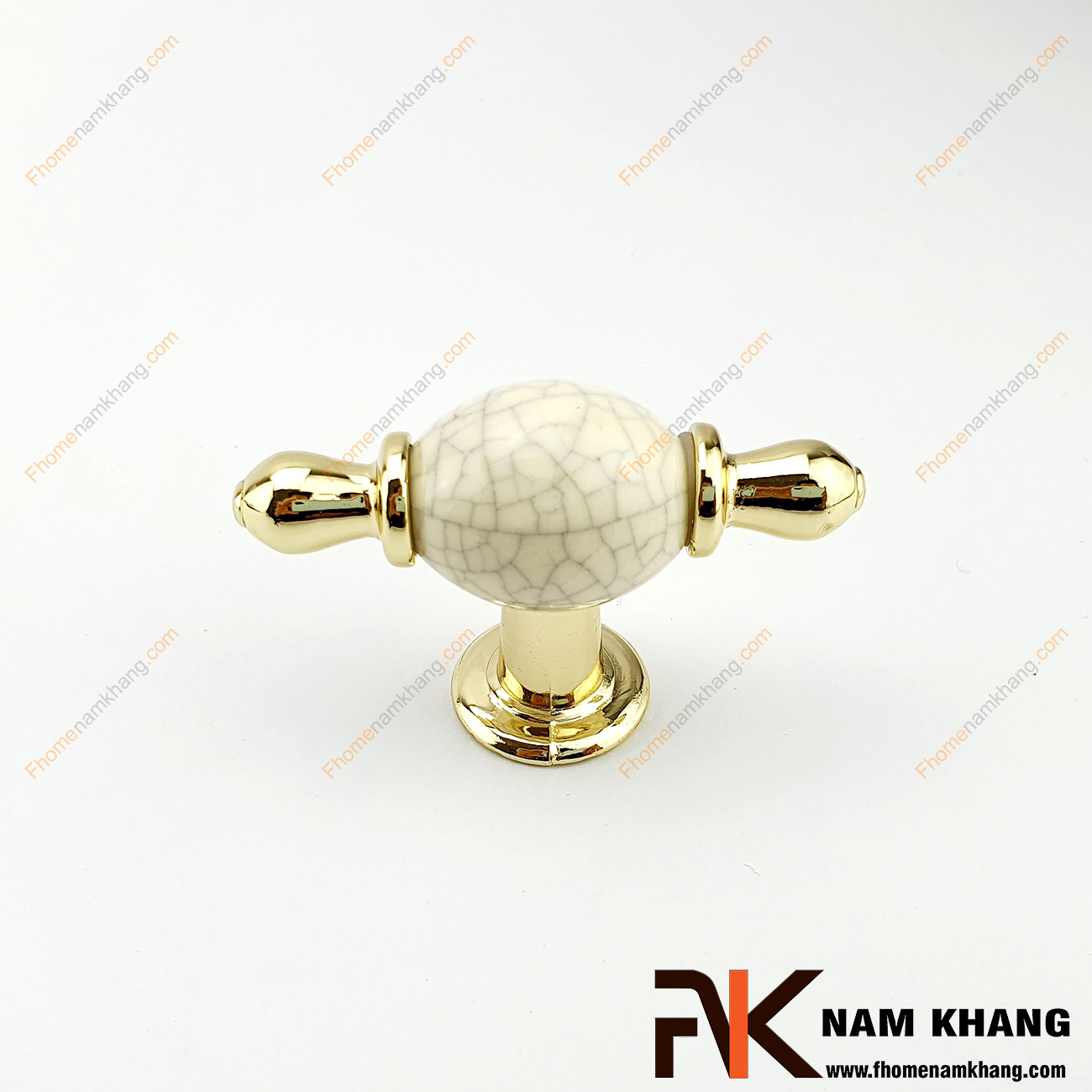 Núm cửa tủ dạng tròn sứ vân viền vàng NK329-VC có thiết kế khá đơn giản từ hợp kim mạ vàng bọc quanh sứ trắng bóng cao cấp. Khá đơn giản nhưng lại toát lên vẻ ngoài tinh tế và rất sang trọng .
