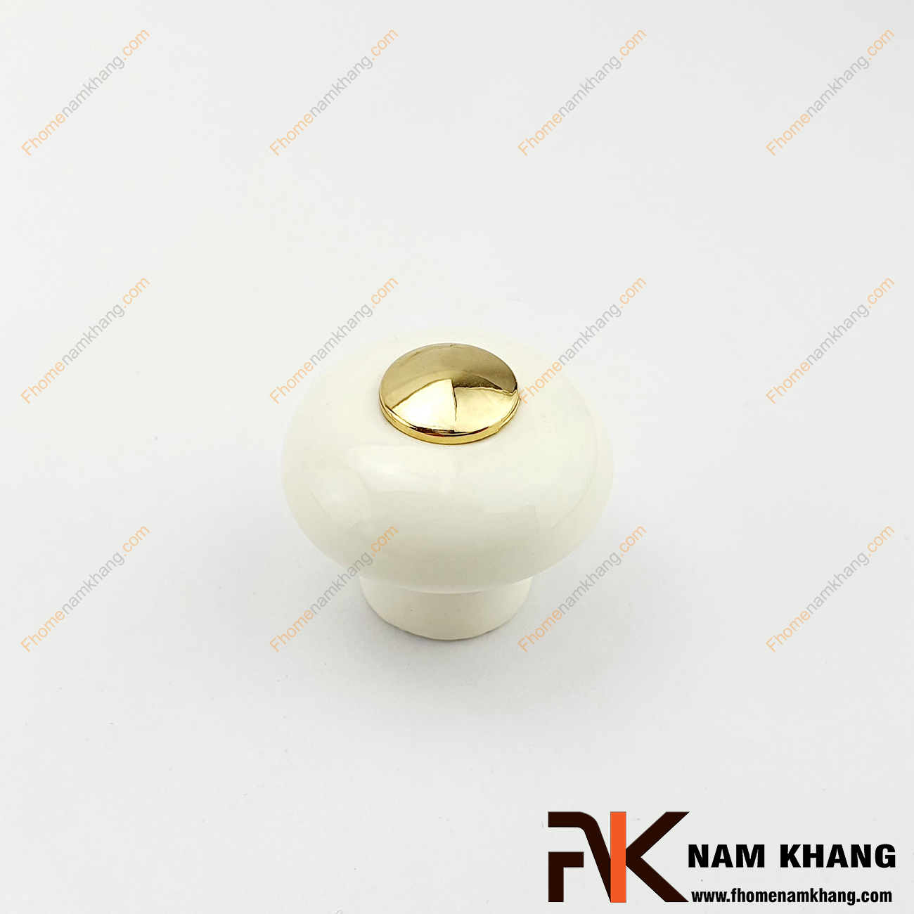 Núm cửa tủ dạng tròn chất liệu sứ màu trắng NK338-V có khuôn dạng nấm được phối hợp từ sứ cao cấp và phần lõi hợp kim mạ vàng bóng độc đáo.