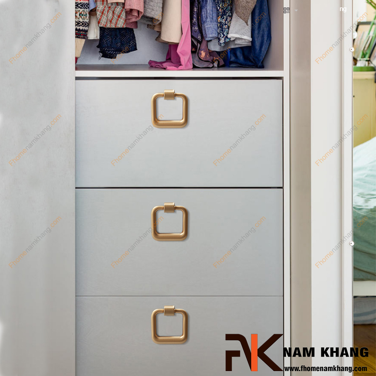Thiết kế đơn giản, chất liệu bền bỉ, lắp đặt dễ dàng, vẻ đẹp thu hút . Núm cửa tủ dạng vòng vuông màu vàng mờ NK376-VM là một sự lựa chọn không thể bỏ qua khi lắp đặt các phụ kiện nội thất.