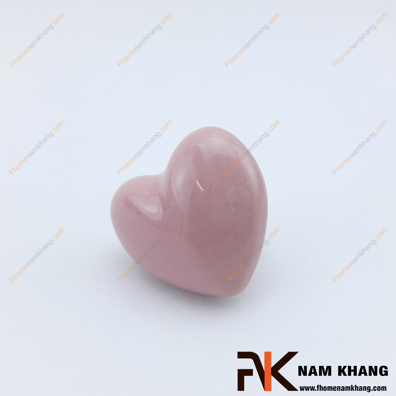 Núm cửa tủ bằng sứ hình trái tim NK394 là một dạng núm cửa tủ thuần sứ được sản xuất từ chất liệu sứ cao cấp có độ bền cao