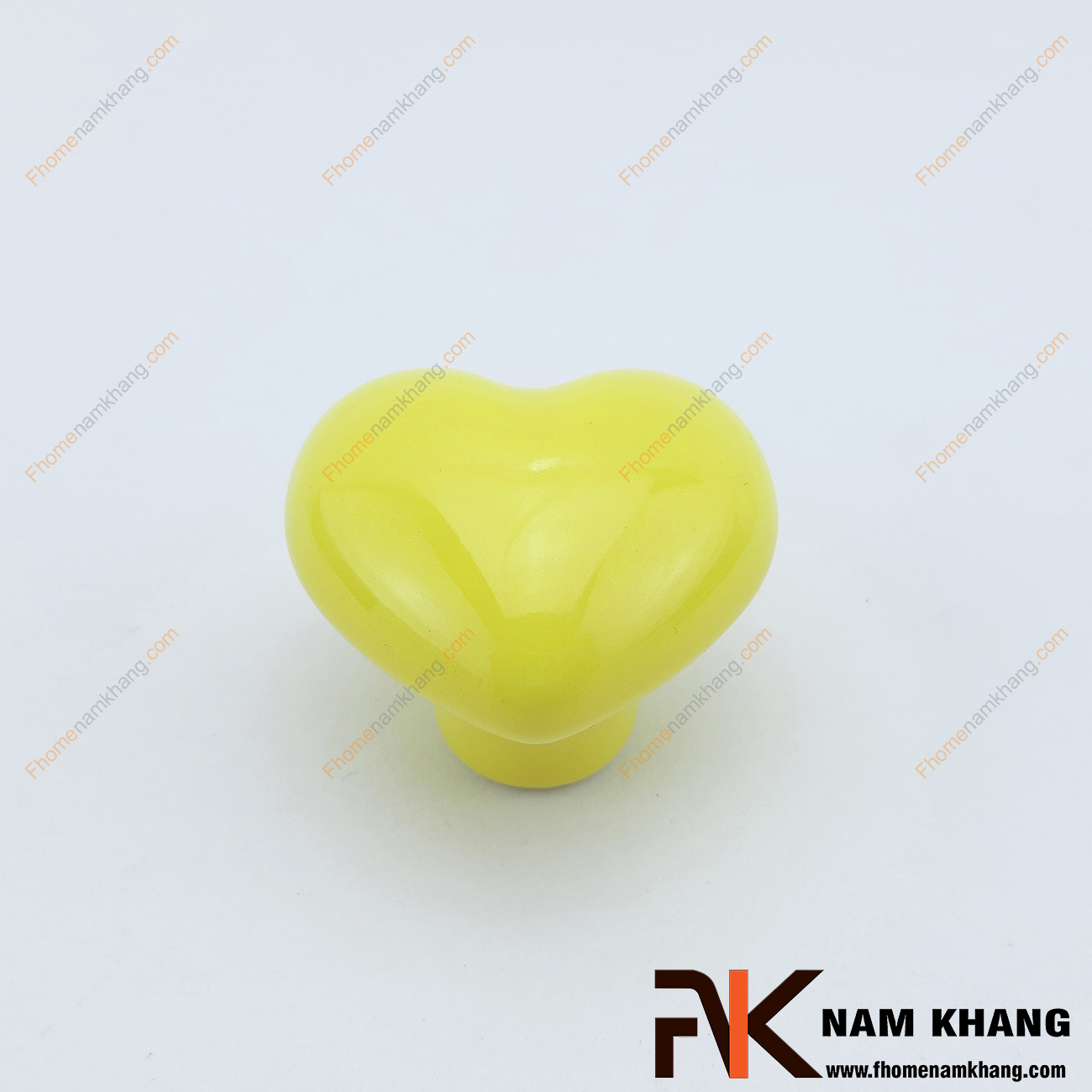 Núm cửa tủ bằng sứ hình trái tim NK394 là một dạng núm cửa tủ thuần sứ được sản xuất từ chất liệu sứ cao cấp có độ bền cao