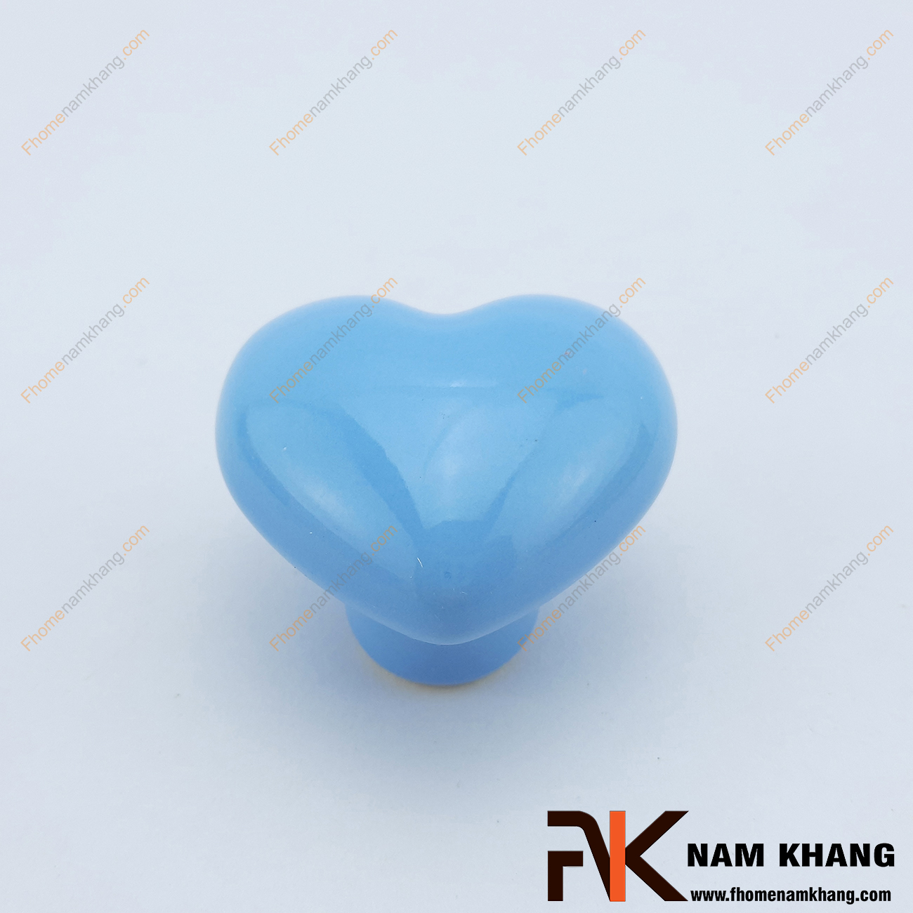 Núm cửa tủ bằng sứ hình trái tim NK394 là một dạng núm cửa tủ thuần sứ được sản xuất từ chất liệu sứ cao cấp có độ bền cao.