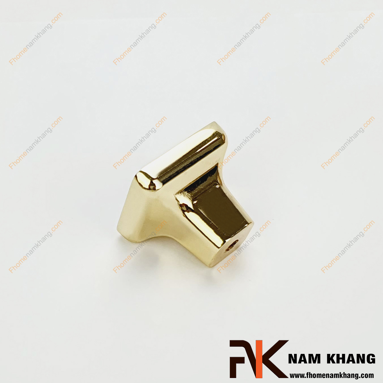 Sản phẩm Núm cửa tủ phối hợp đen vàng NK398-DVV nhỏ gọn, tiện lợi nhưng vẫn giữ được sự cao cấp, sang trọng. Đây là dòng sản phẩm phụ kiện trên cánh cửa tủ bếp, ngăn kệ, tủ nội thất, tủ trang sức.