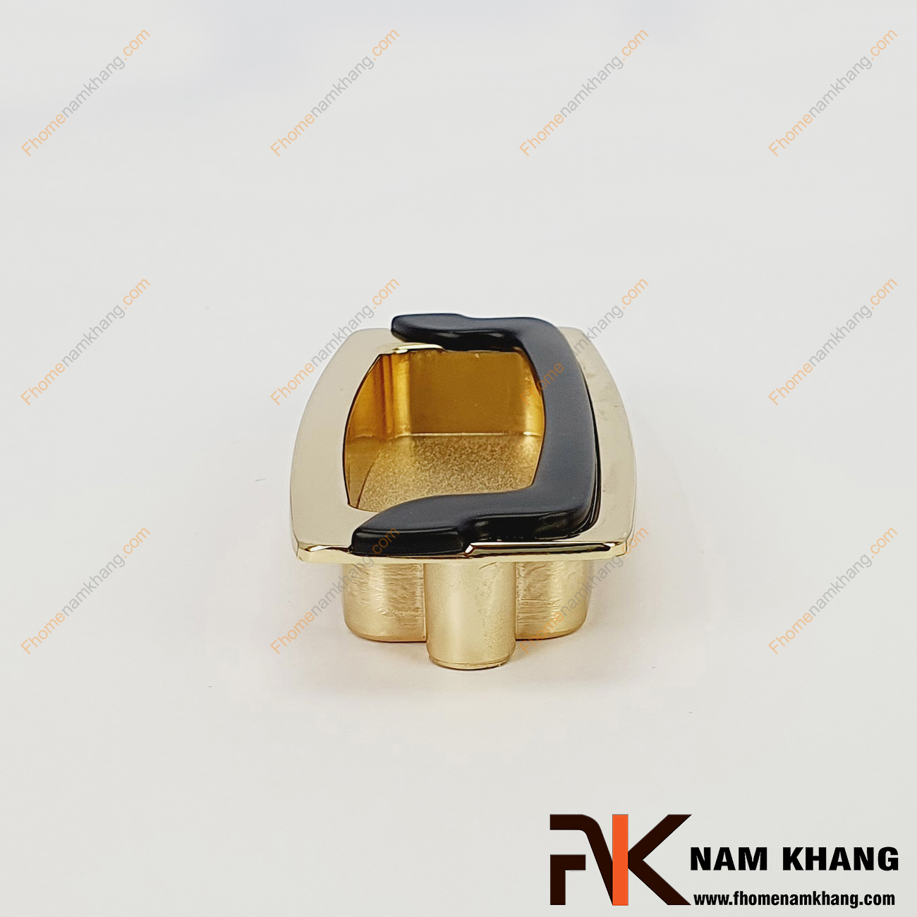 Tay nắm âm tủ màu vàng NK064-96VD là loại tay nắm chuyên dùng cho các loại tủ đặt ở những nơi có không gian hạn chế hoặc dùng để nâng cao tính thẫm mỹ của sản phẩm